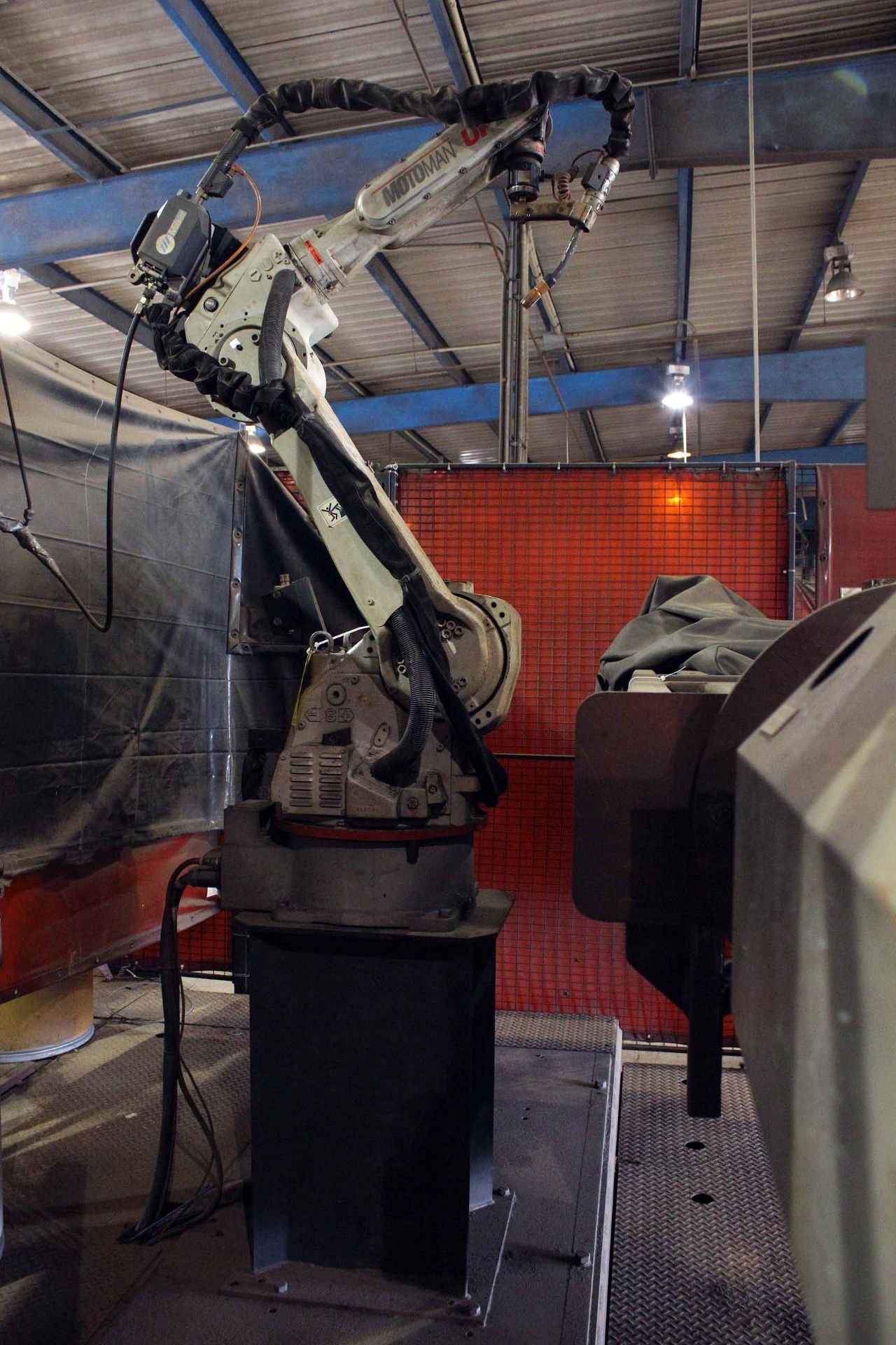 ROBOTIC WELDING SYSTEM, MOTOMAN ARC WORLD, new 2003, horiz. rotating welding fixture, 103" dist. - Image 9 of 10