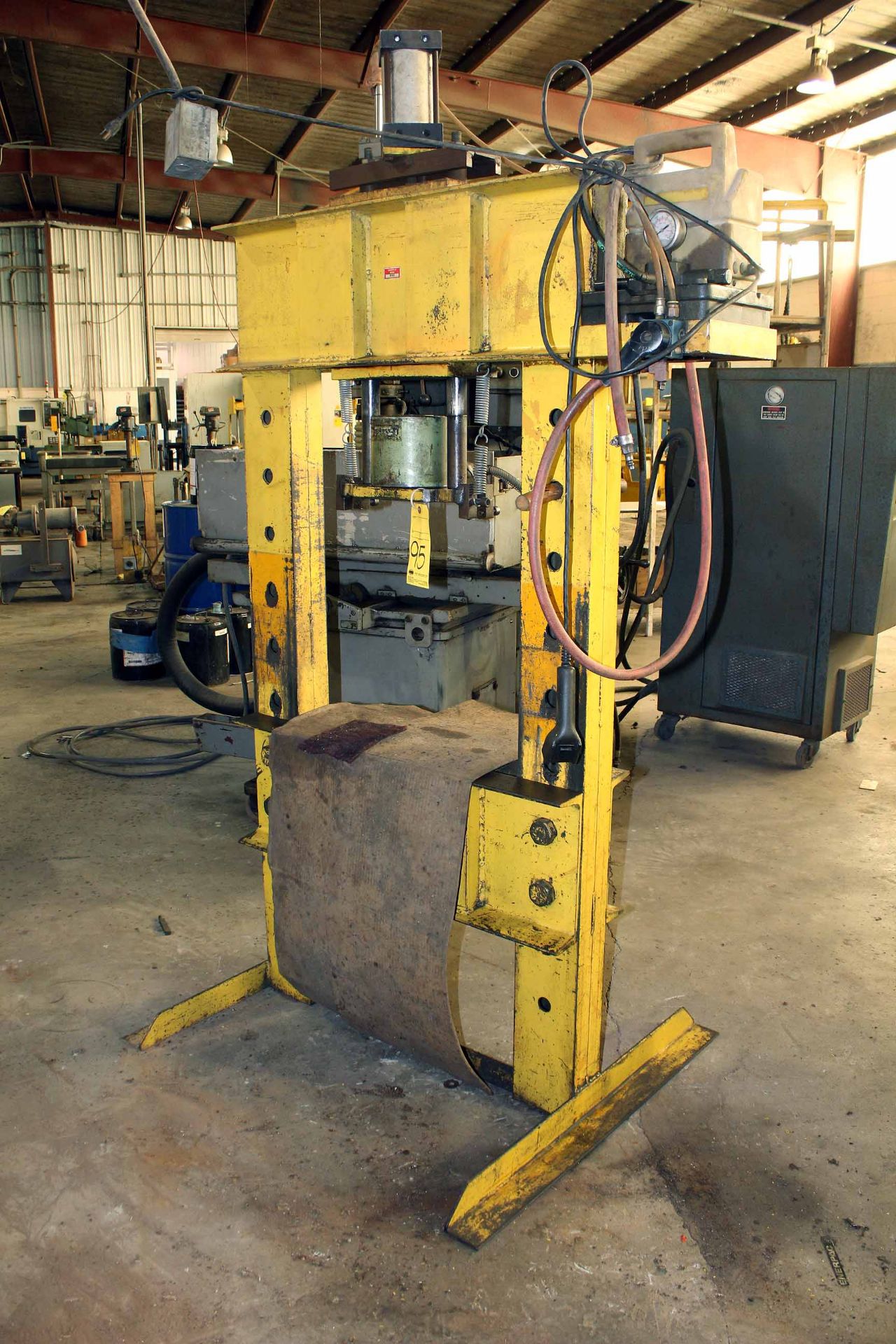 HYDRAULIC VERTICAL SHOP PRESS, SIMPLEX 100 T. CAP., 24" dist. btn. housing - Image 2 of 2