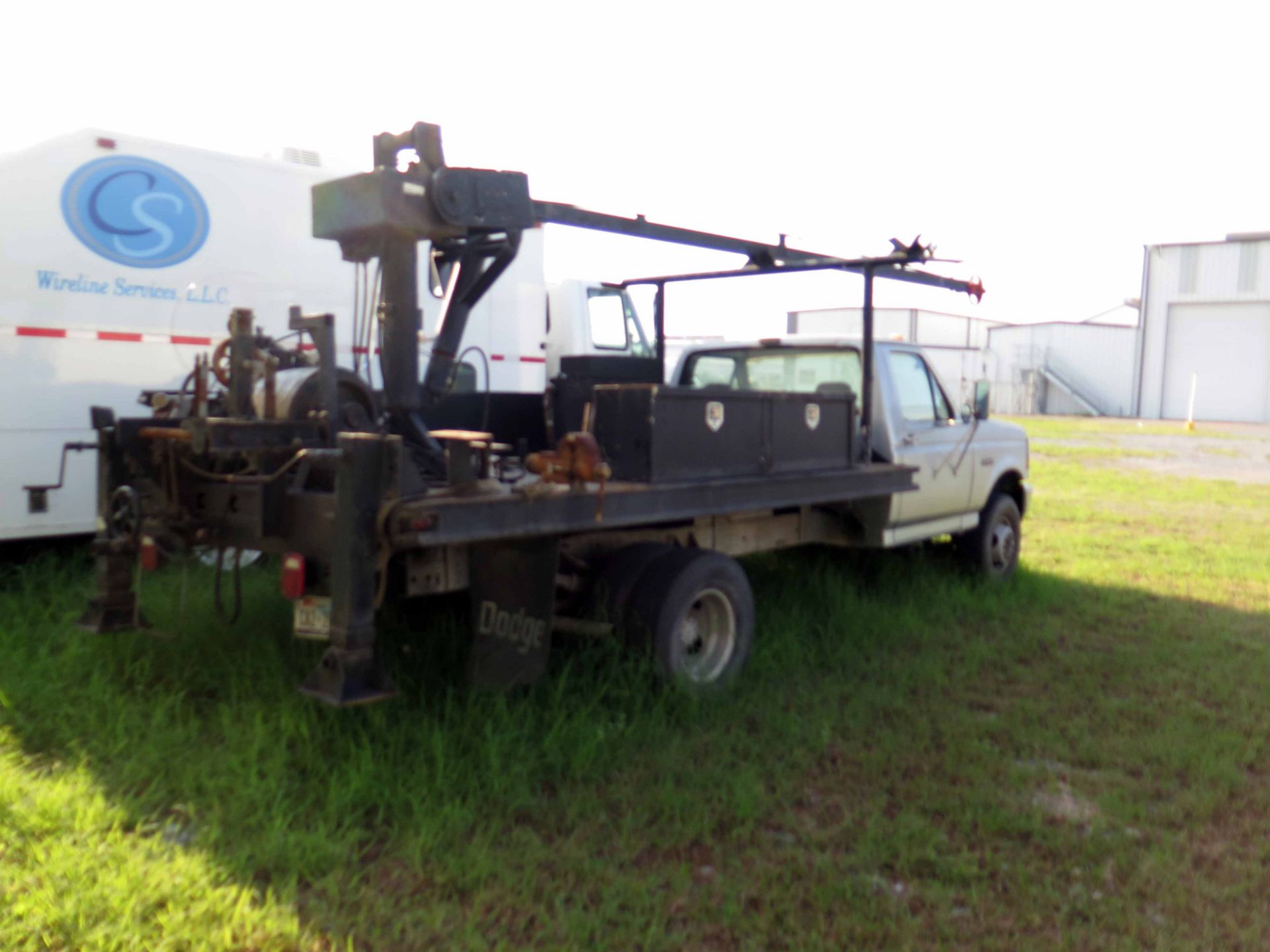 WIRELINE TRUCK, 1993 FORD MDL. F SUPER DUTY, dual rear tires, V-8 gasoline engine, 4-spd. trans. w/ - Image 3 of 10