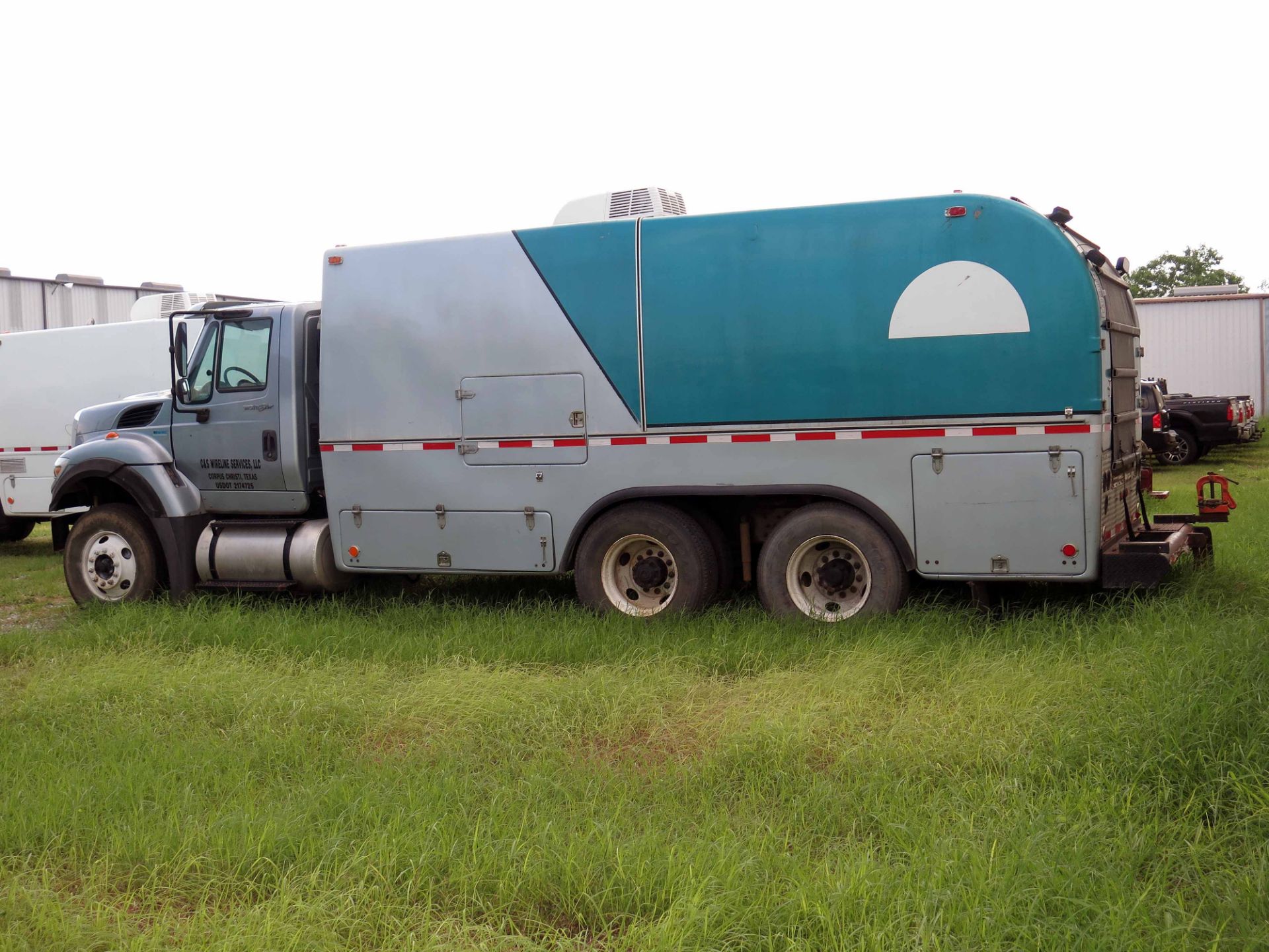 WIRELINE TRUCK, 2012 INTERNATIONAL MDL. WORKSTAR 7400 SERIES, Maxxforce 10 advanced diesel power, - Image 2 of 12