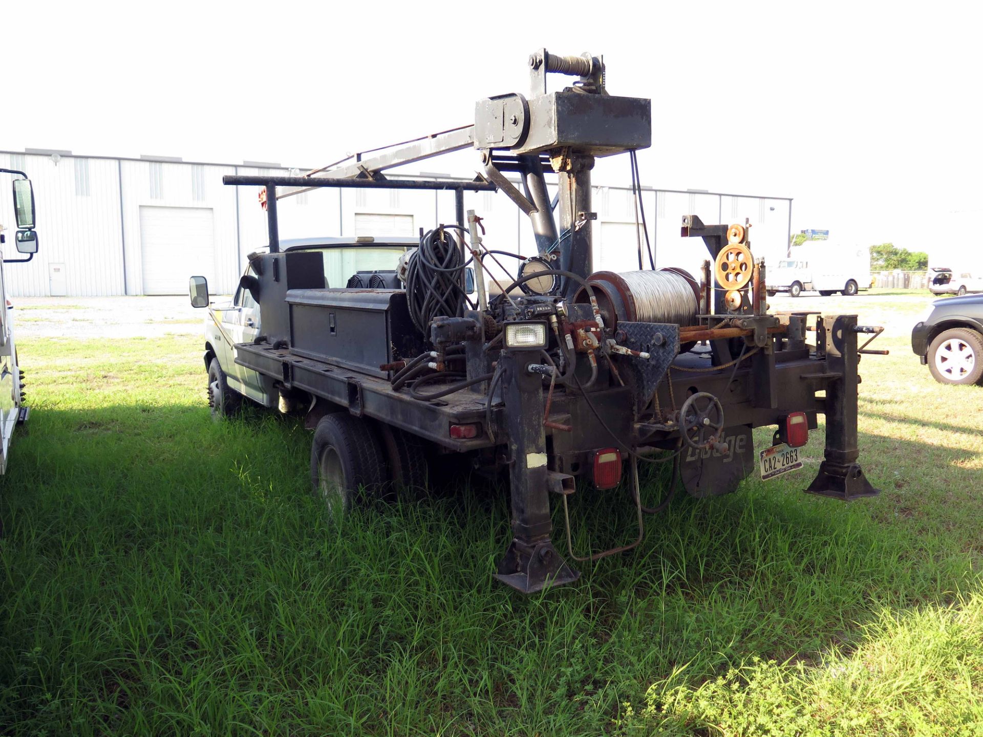 WIRELINE TRUCK, 1993 FORD MDL. F SUPER DUTY, dual rear tires, V-8 gasoline engine, 4-spd. trans. w/ - Image 2 of 10