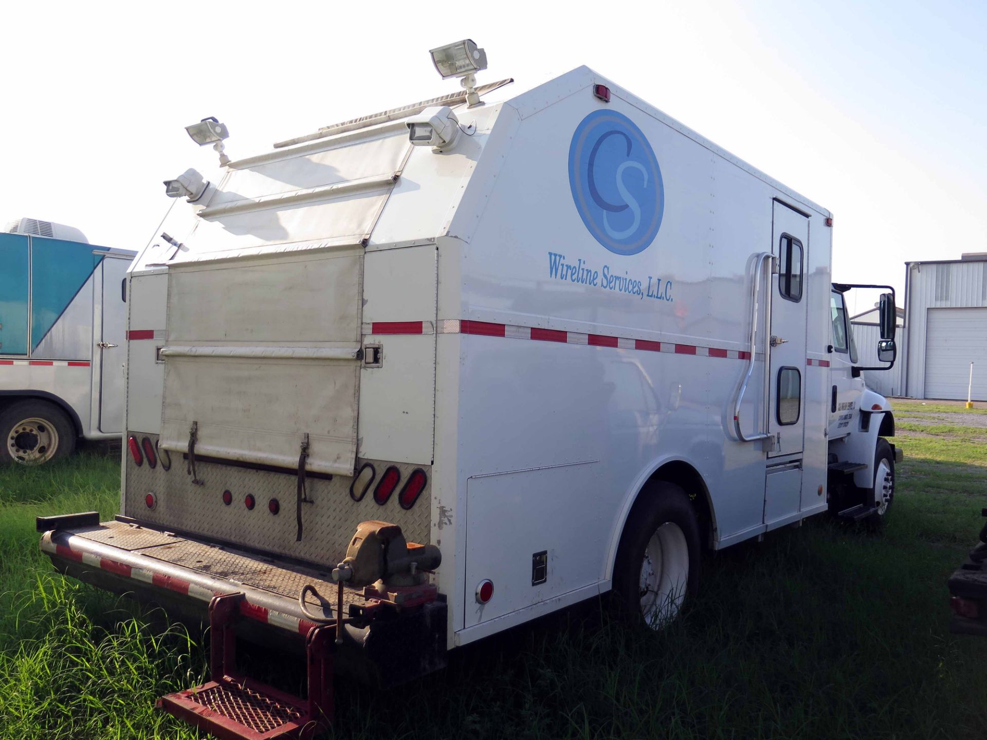 WIRELINE TRUCK, 2012 INTERNATIONAL 4300 SERIES, Maxxforce 10 advanced diesel power, Allison auto. - Image 8 of 15