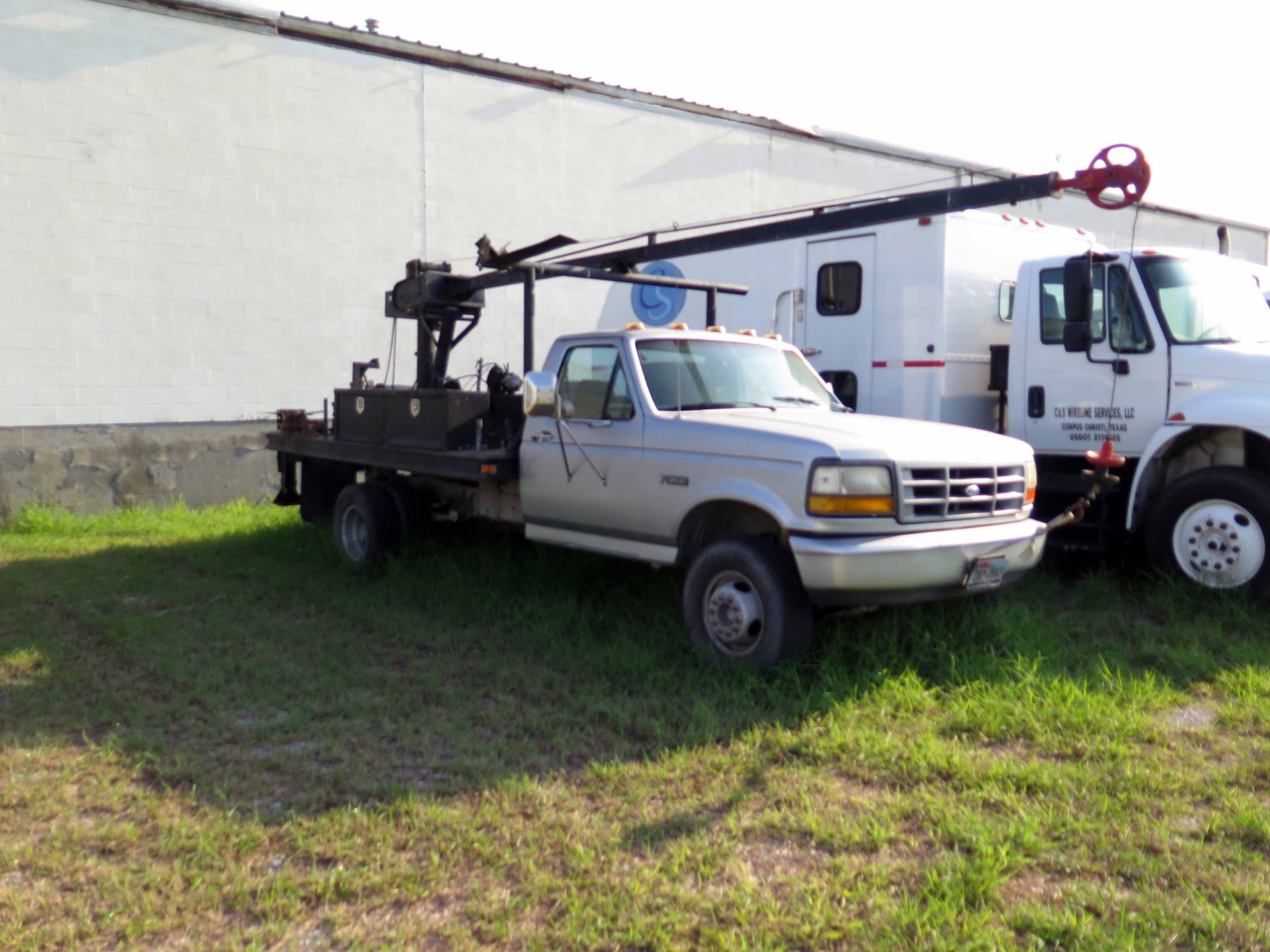 WIRELINE TRUCK, 1993 FORD MDL. F SUPER DUTY, dual rear tires, V-8 gasoline engine, 4-spd. trans. w/ - Image 5 of 10