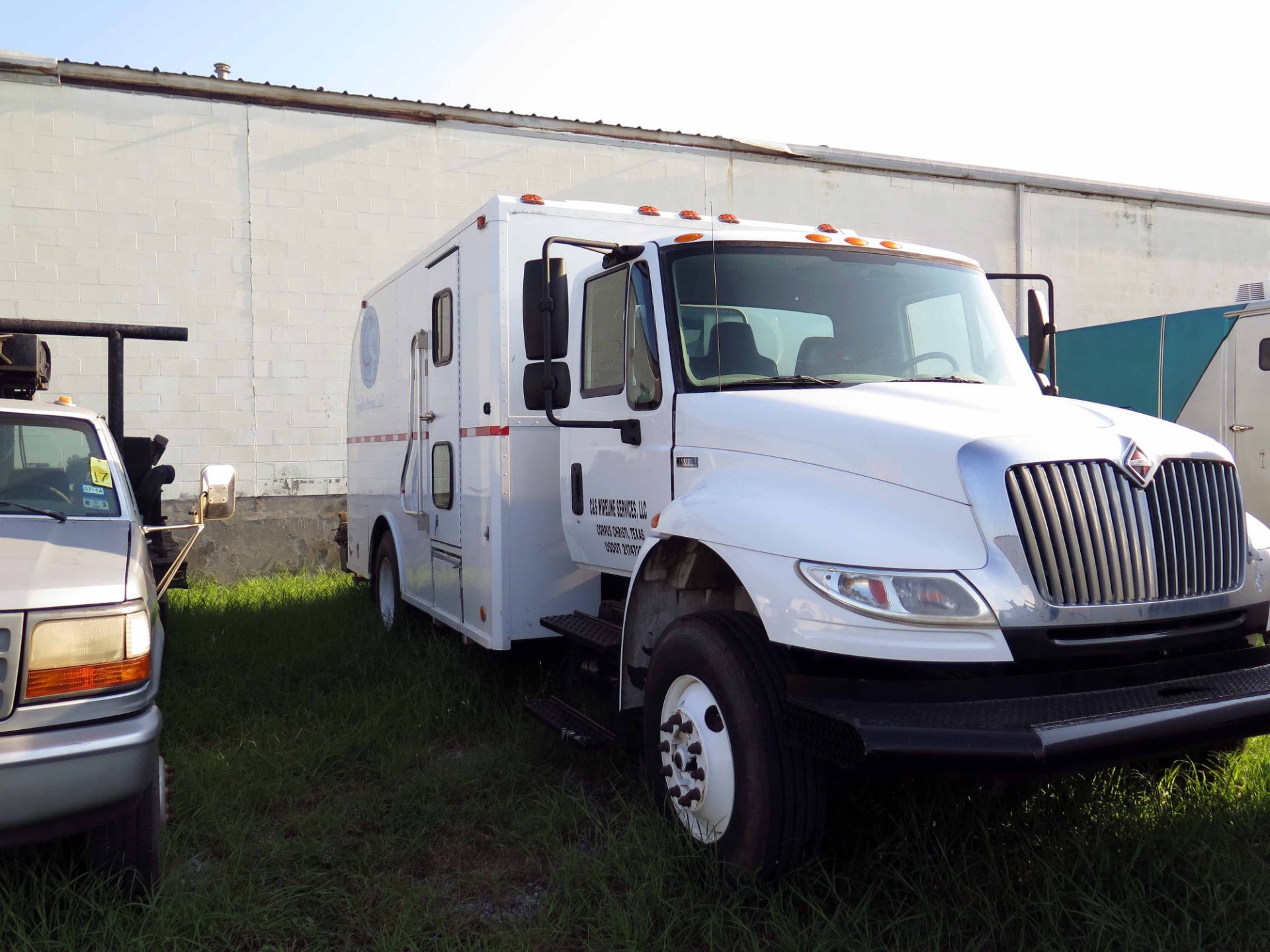 WIRELINE TRUCK, 2012 INTERNATIONAL 4300 SERIES, Maxxforce 10 advanced diesel power, Allison auto. - Image 11 of 15