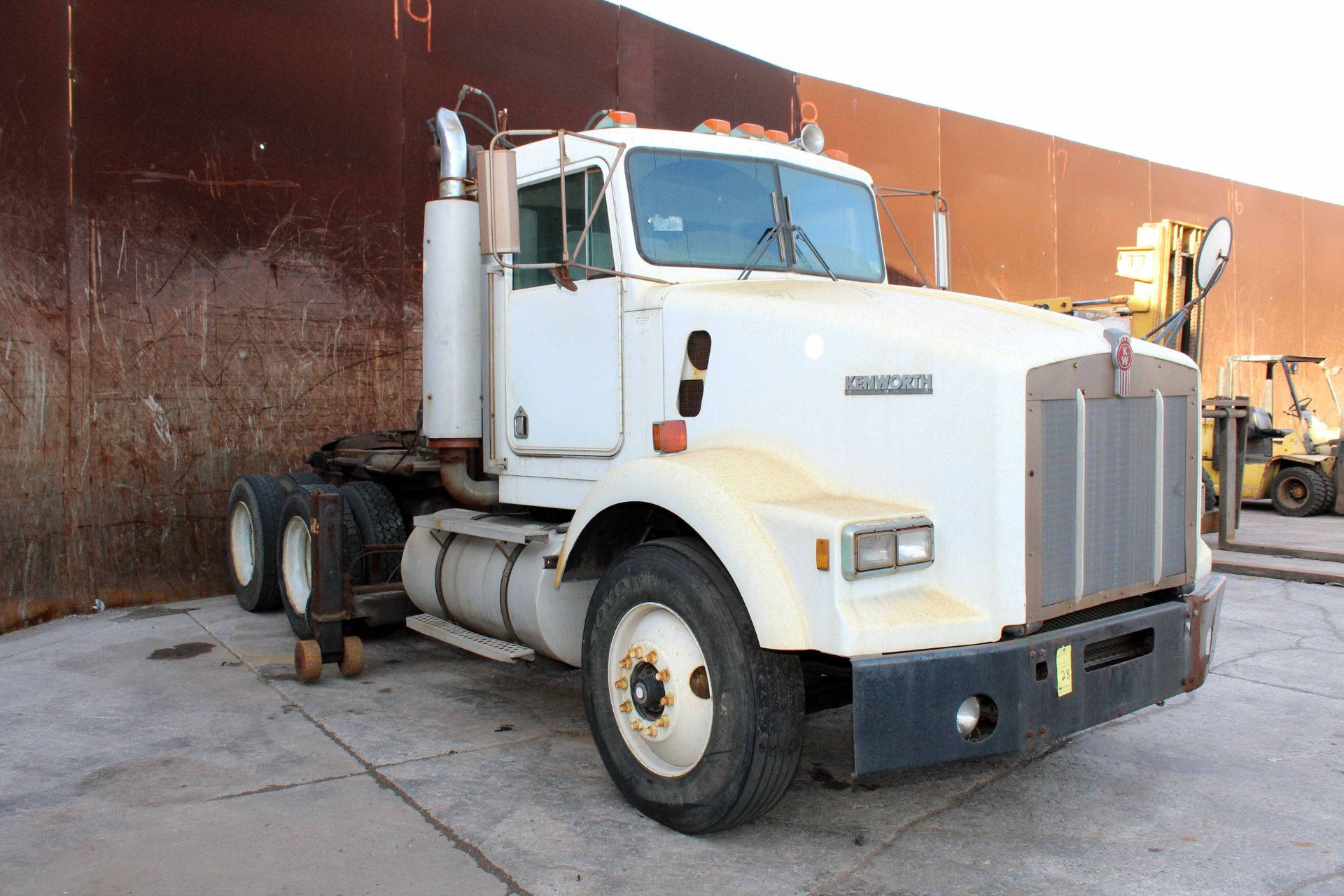 TILT LIFT TRACTOR, KENWORTH, new 1988, Odo: 740,000 miles, Chassis No. M515122 - Image 3 of 7