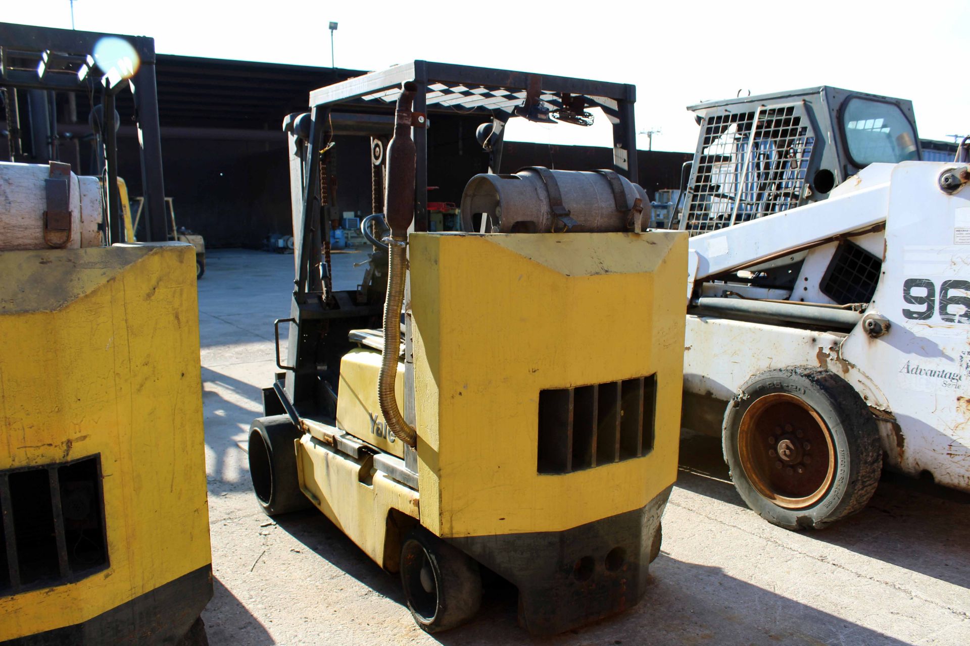 FORKLIFT, YALE 8,000 LB. CAP. MDL. GLC080LGNAE09S, LPG pwrd., S/N B818D03857W (No. 18) - Image 2 of 4