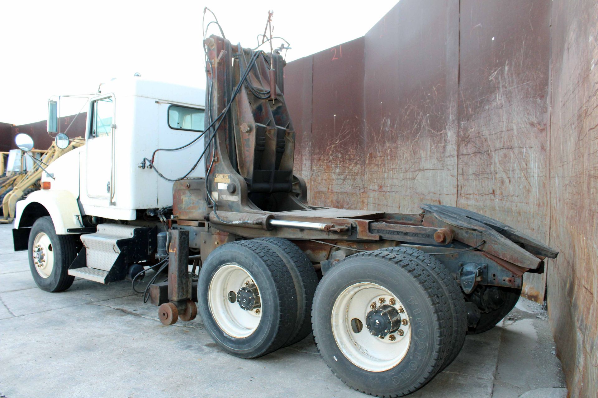 TILT LIFT TRACTOR, KENWORTH, new 1988, Odo: 740,000 miles, Chassis No. M515122 - Image 2 of 7
