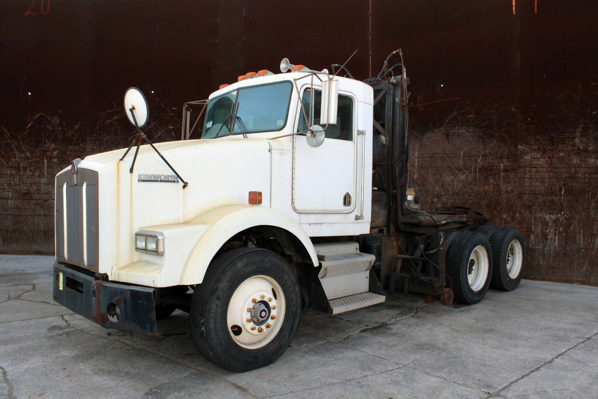 TILT LIFT TRACTOR, KENWORTH, new 1988, Odo: 740,000 miles, Chassis No. M515122