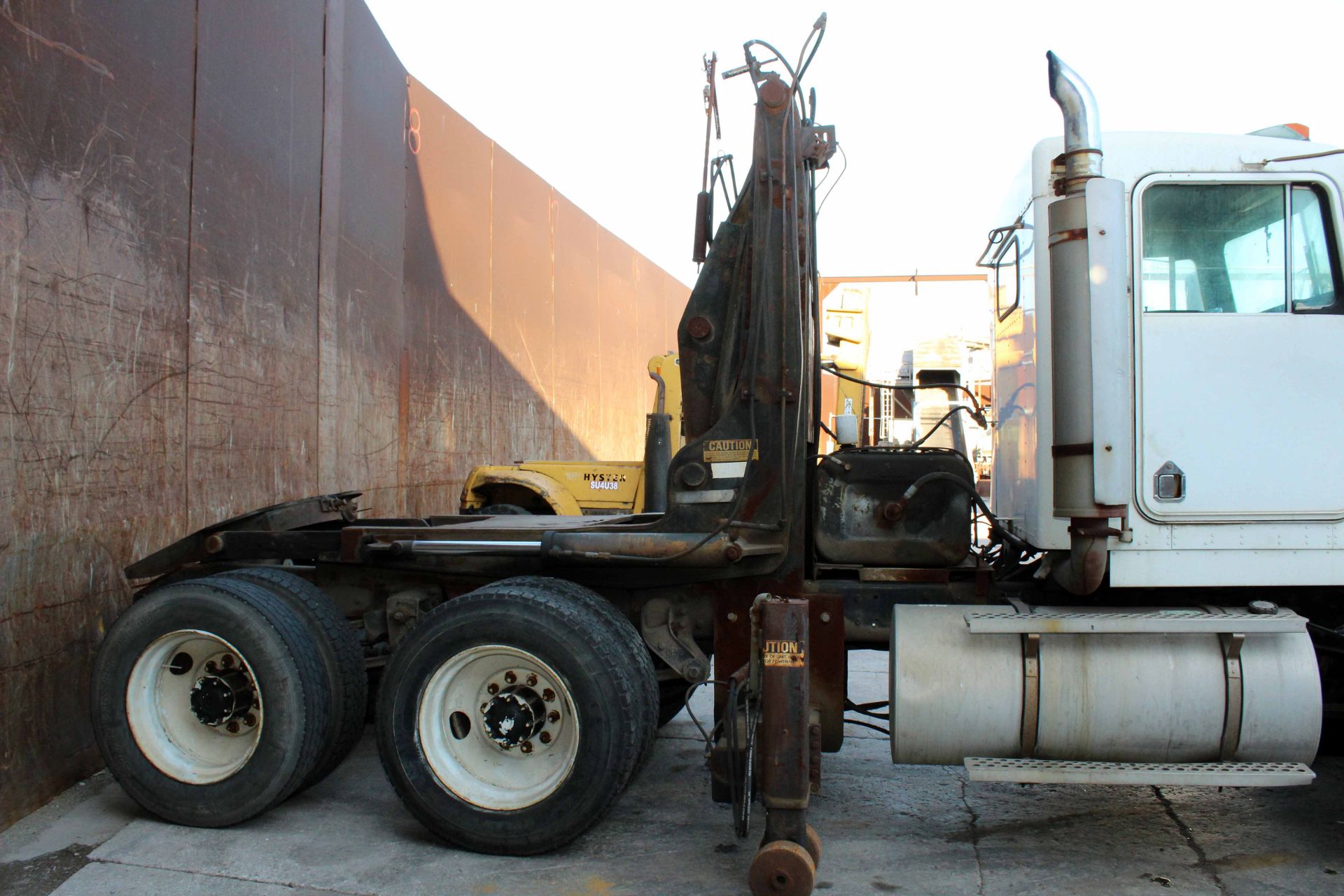 TILT LIFT TRACTOR, KENWORTH, new 1988, Odo: 740,000 miles, Chassis No. M515122 - Image 5 of 7