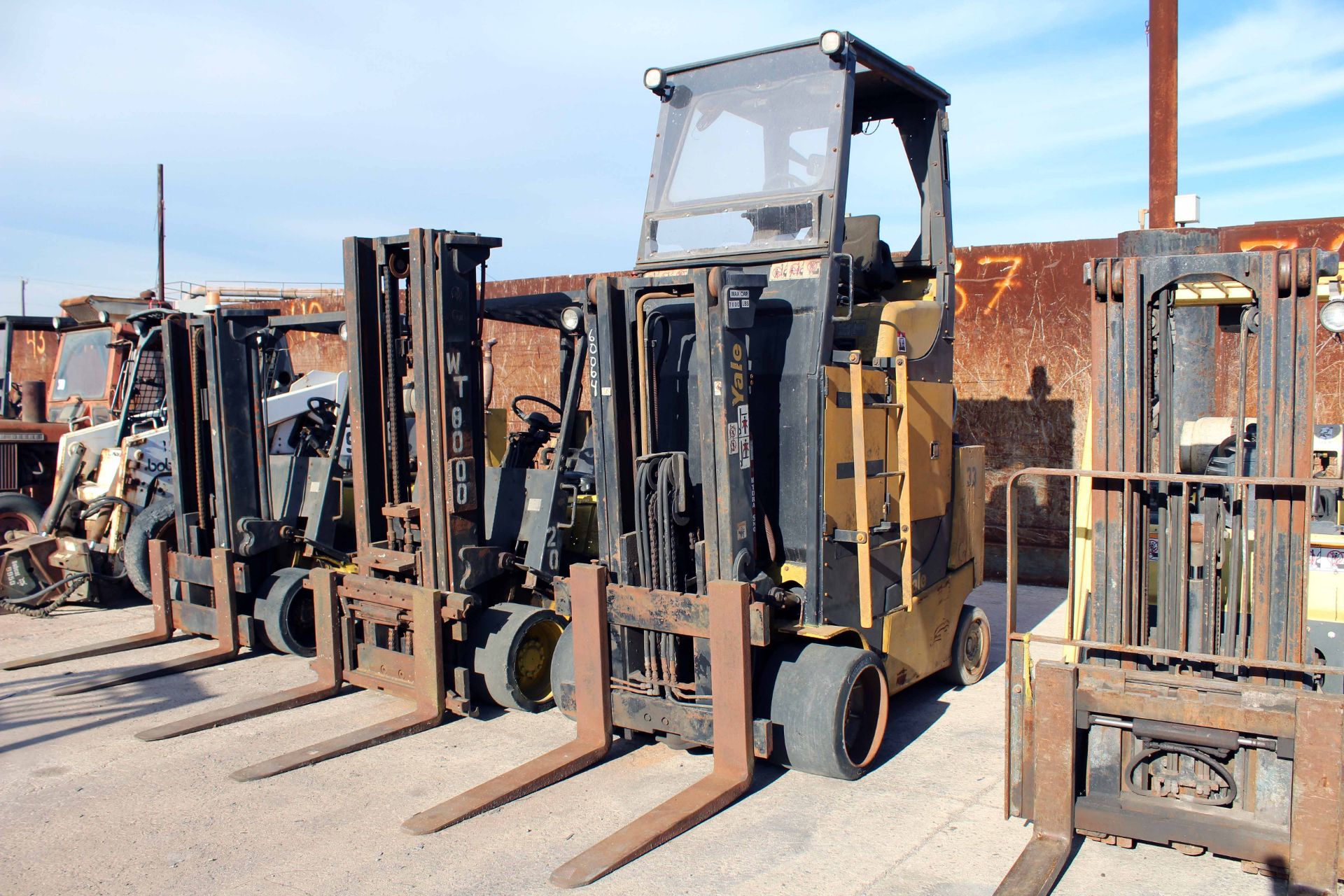 FURNACE TENDER FORKLIFT, YALE 8,000 LB. CAP. LPG, MDL. GLC120VXNGSF085, new 2000, w/extended cab - Image 4 of 4