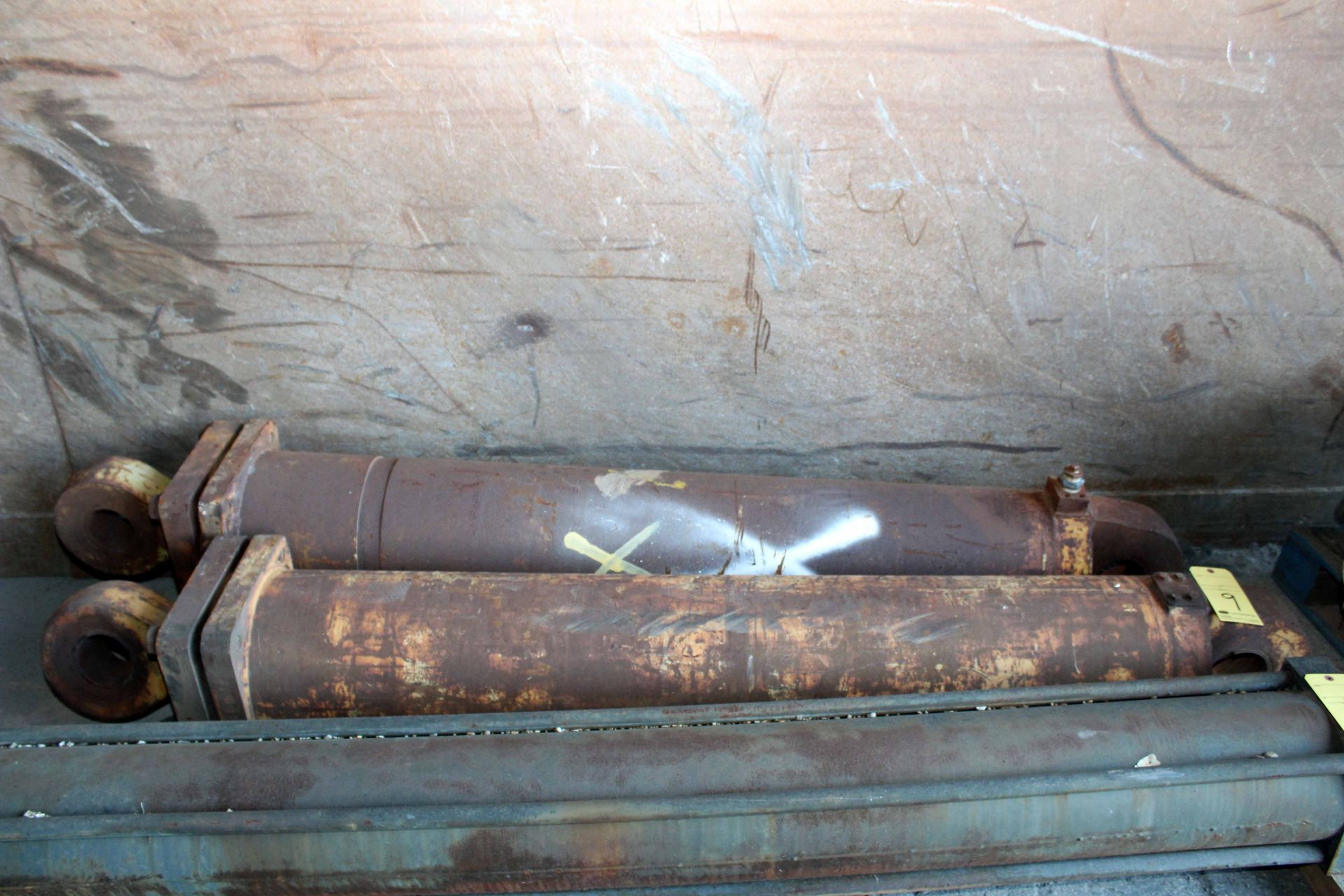 LOT OF HYDRAULIC CYLINDERS (2)