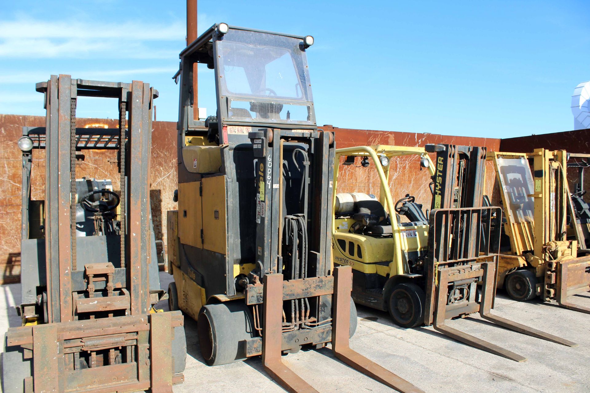 FURNACE TENDER FORKLIFT, YALE 8,000 LB. CAP. LPG, MDL. GLC120VXNGSF085, new 2000, w/extended cab - Image 3 of 4