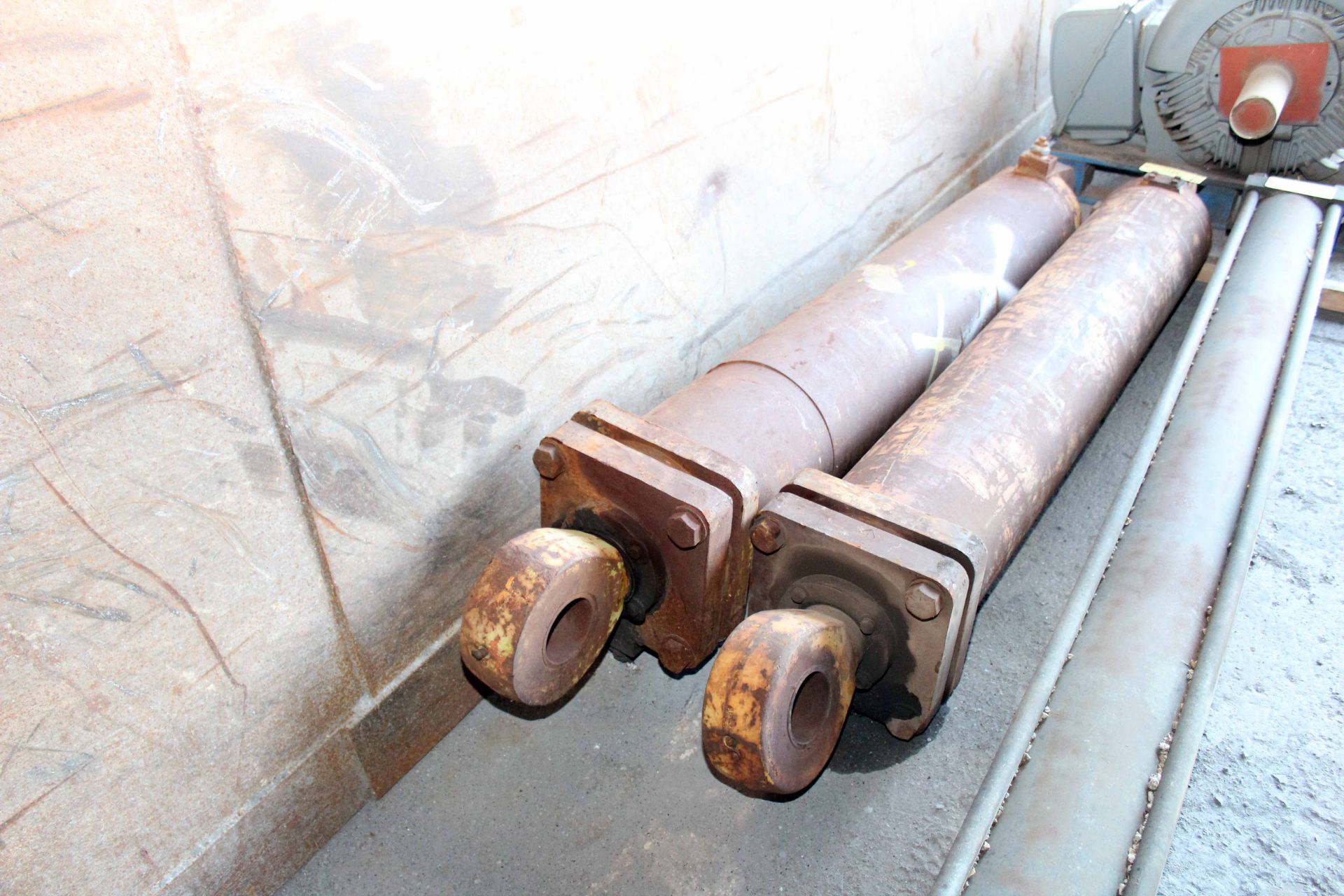 LOT OF HYDRAULIC CYLINDERS (2) - Image 2 of 2