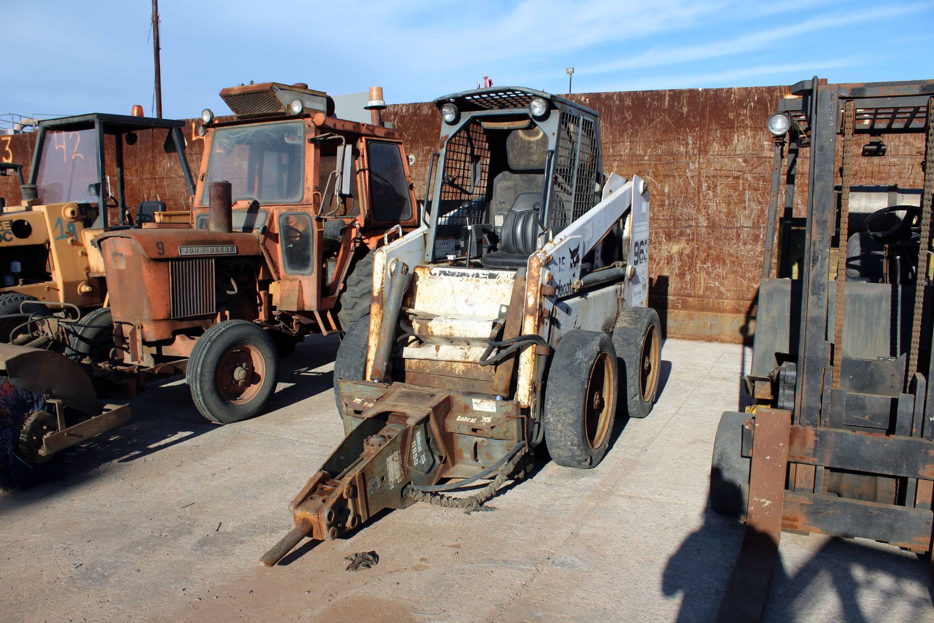 SKID STEER LOADER, BOBCAT MDL. 863, Bobcat Mdl. B950 jackhammer, (loader) S/N 562219111.(jackhammer) - Image 3 of 5