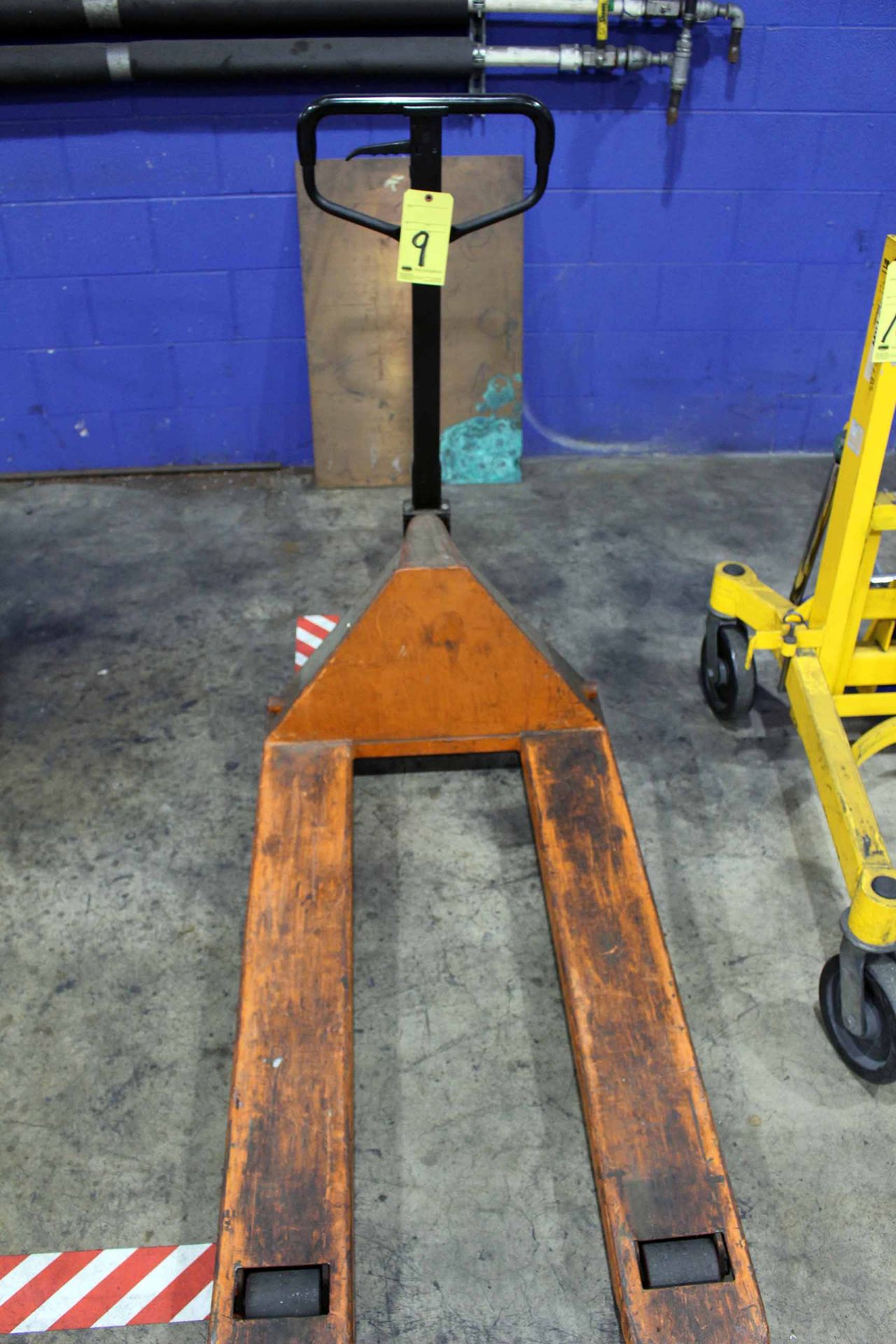 PALLET JACK, CENTRAL HYDRAULICS 2 T. CAP.