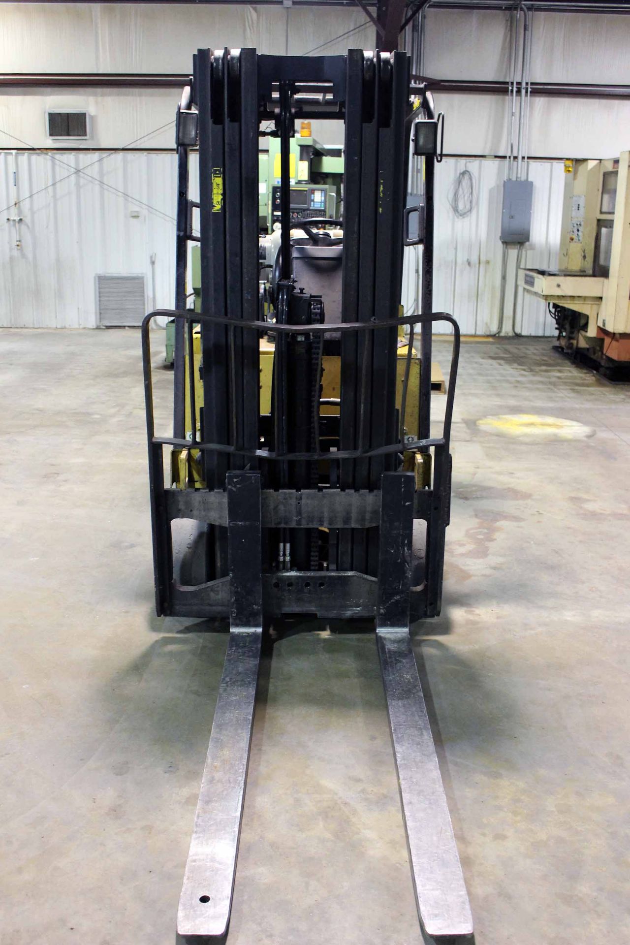 FORKLIFT, DAEWOO 6,000 LB. CAP. MDL. GC30S-2, LP gas pwrd., 3-stage mast, 173" lift ht., 4' forks, - Image 2 of 4