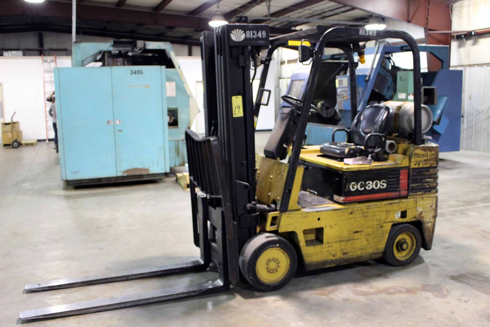 FORKLIFT, DAEWOO 6,000 LB. CAP. MDL. GC30S-2, LP gas pwrd., 3-stage mast, 173" lift ht., 4' forks,