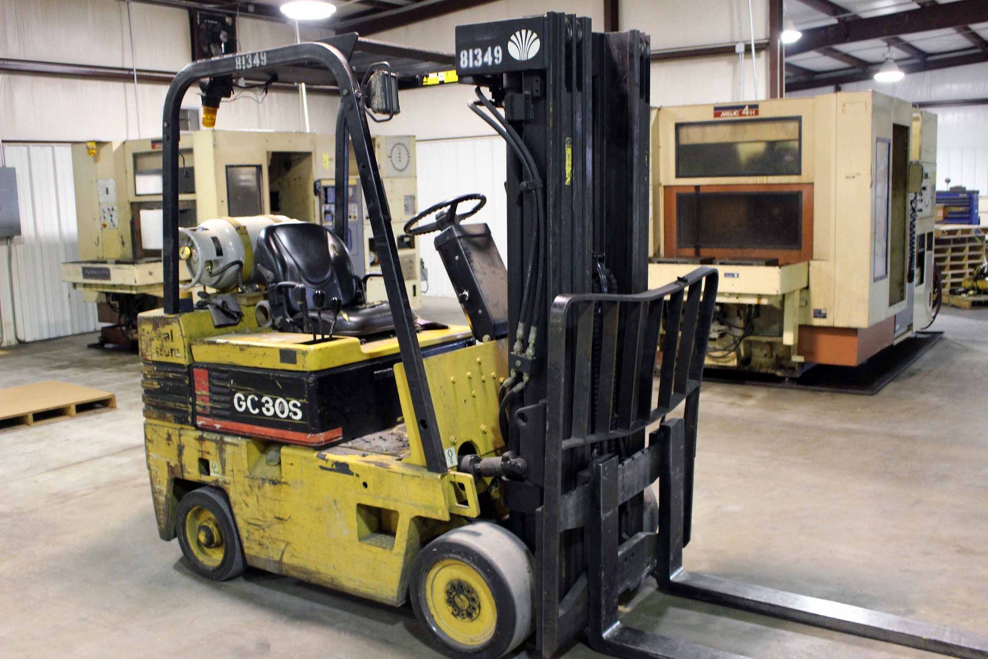 FORKLIFT, DAEWOO 6,000 LB. CAP. MDL. GC30S-2, LP gas pwrd., 3-stage mast, 173" lift ht., 4' forks, - Image 3 of 4