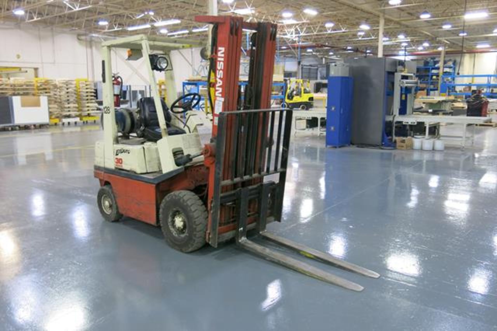 NISSAN, KPH01A15PV, 2,400 LBS, 3 STAGE, LPG FORKLIFT - Image 5 of 11