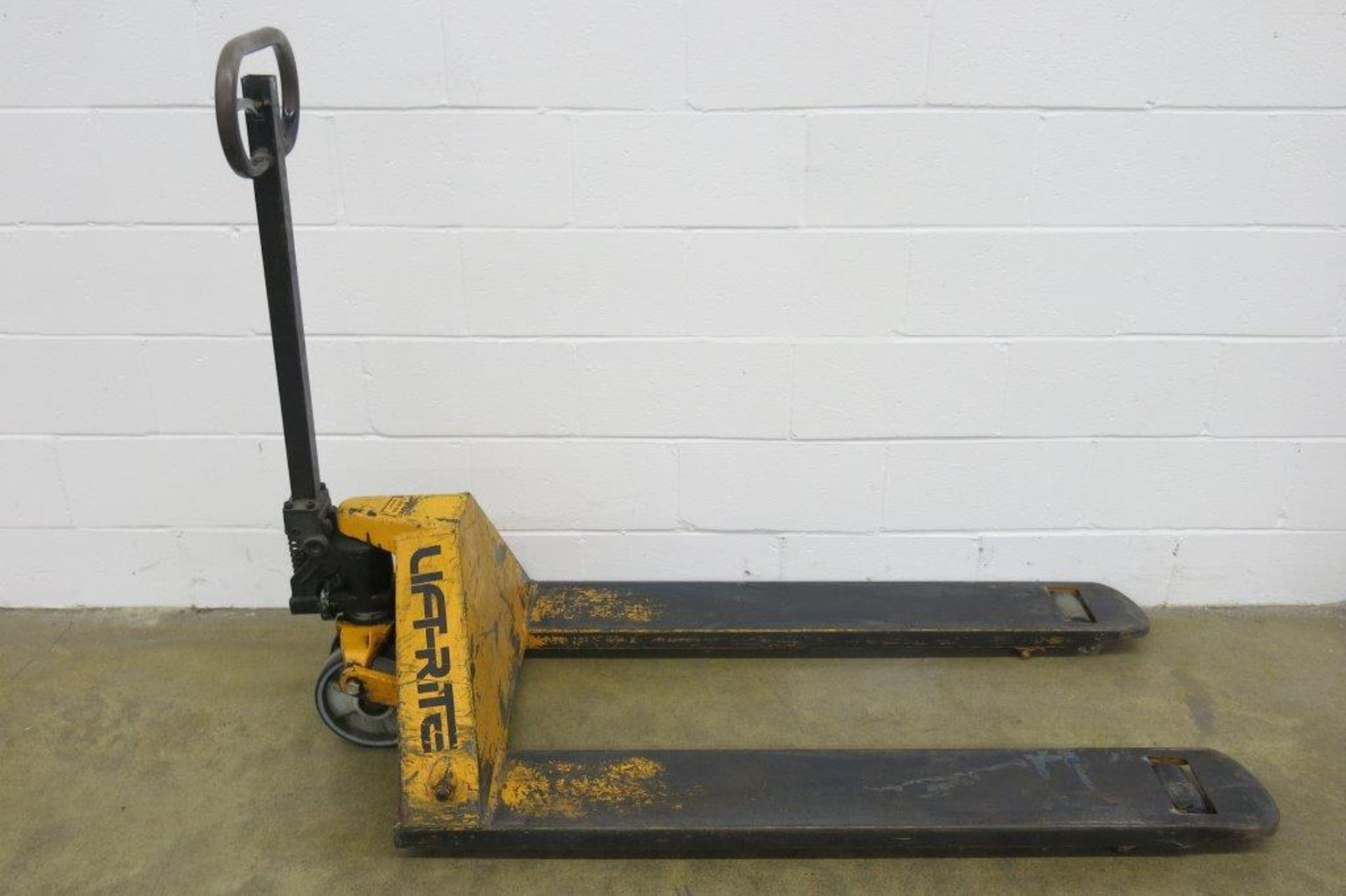 LIFTRITE PALLET TRUCK - Image 2 of 4