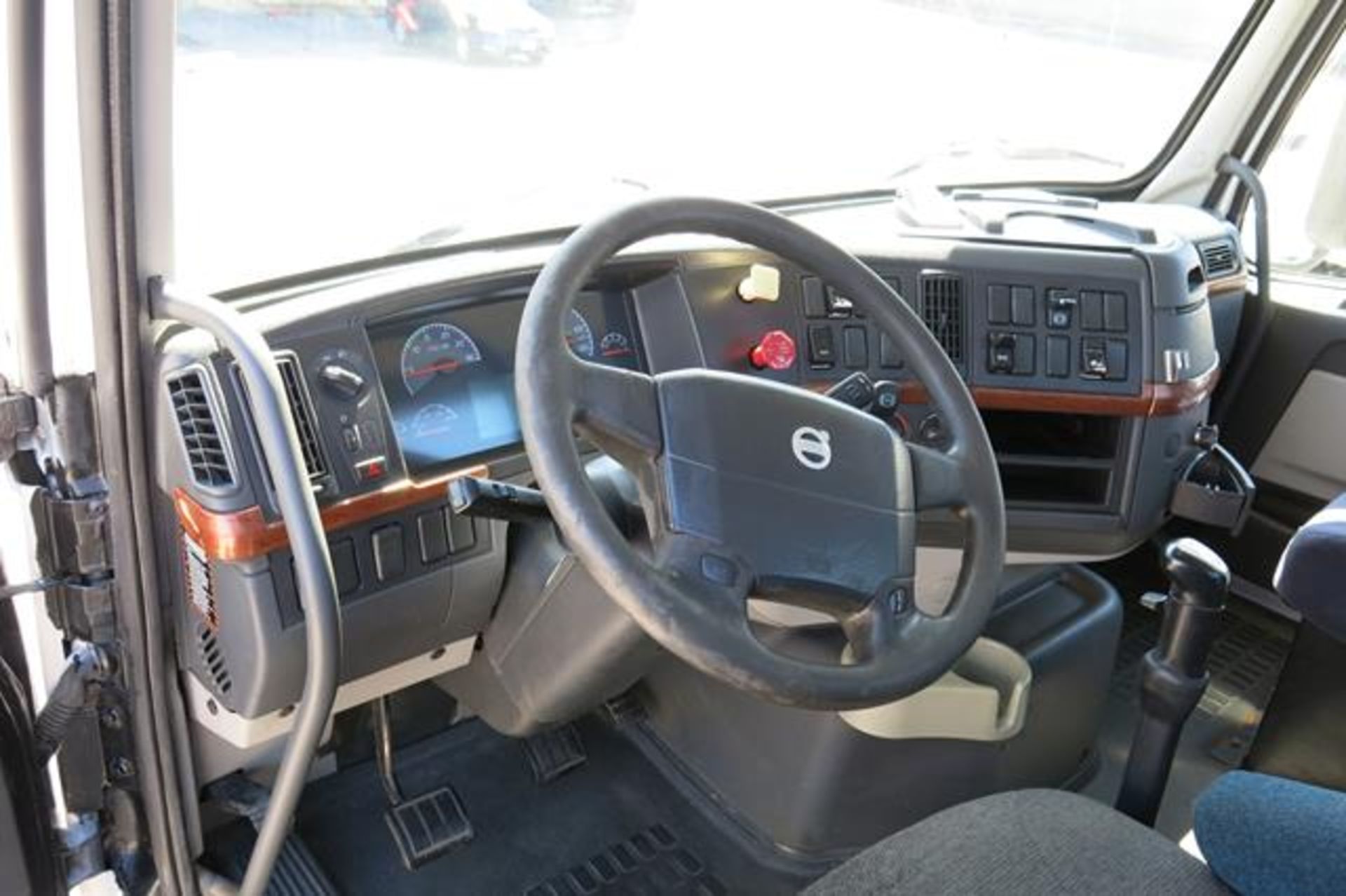 VOLVO, VNM, TRACTOR TRAILER, DAY CAB, D12 ENGINE, EATON FULLER, FR-14210B, 10 SPEED MANUAL - Image 12 of 30