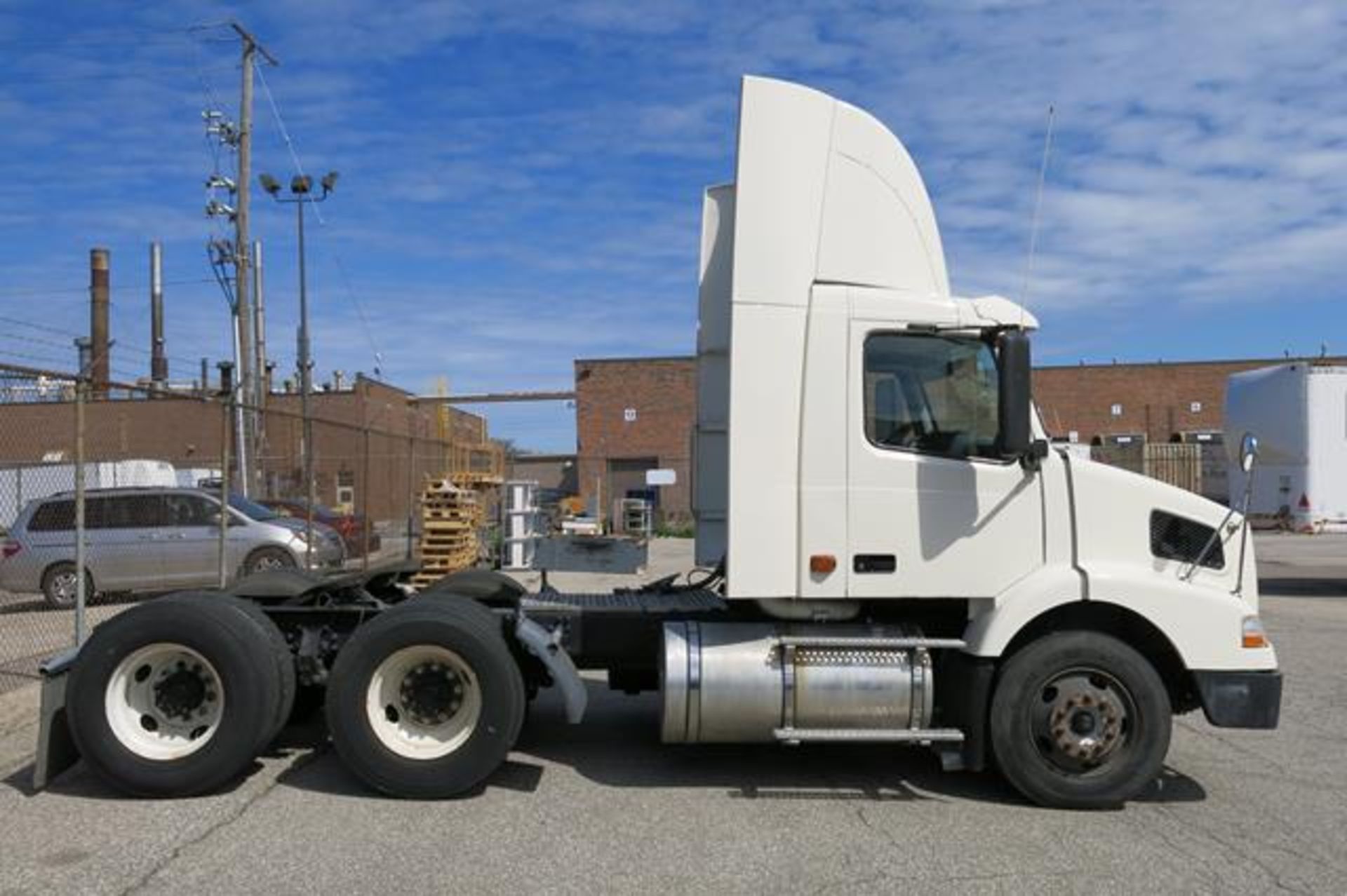VOLVO, VNM, TRACTOR TRAILER, DAY CAB, D12 ENGINE, EATON FULLER, FR-14210B, 10 SPEED MANUAL - Image 8 of 30