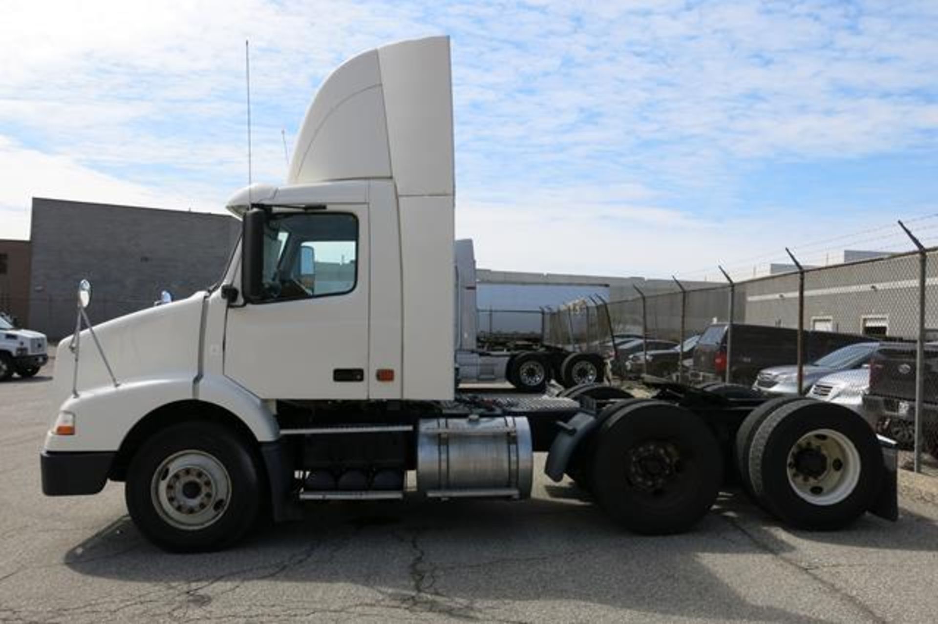 VOLVO, VNM, TRACTOR TRAILER, DAY CAB, D12 ENGINE, EATON FULLER, FR-14210B, 10 SPEED MANUAL - Image 4 of 30