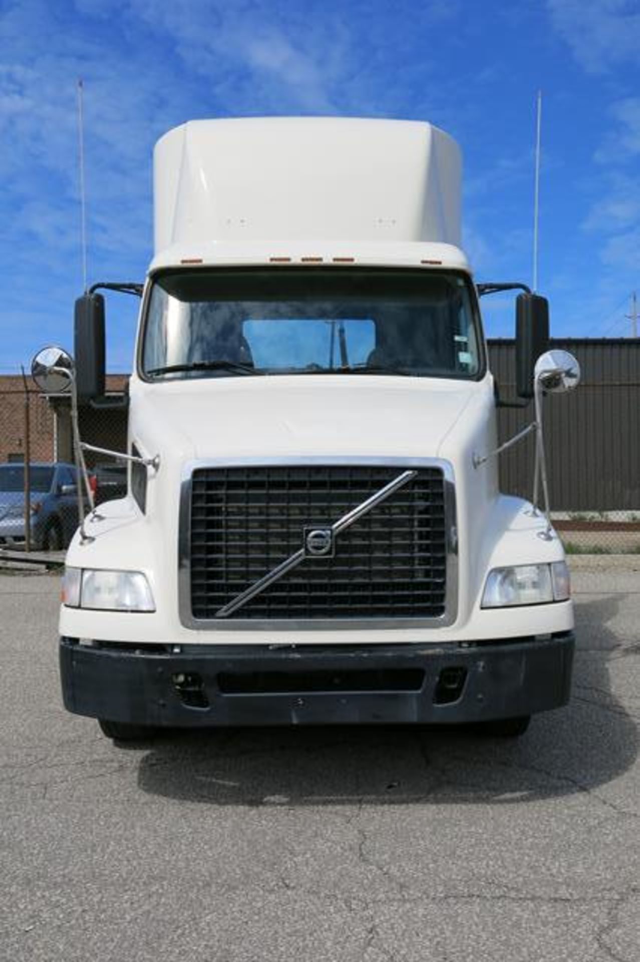 VOLVO, VNM, TRACTOR TRAILER, DAY CAB, D12 ENGINE, EATON FULLER, FR-14210B, 10 SPEED MANUAL - Image 2 of 30