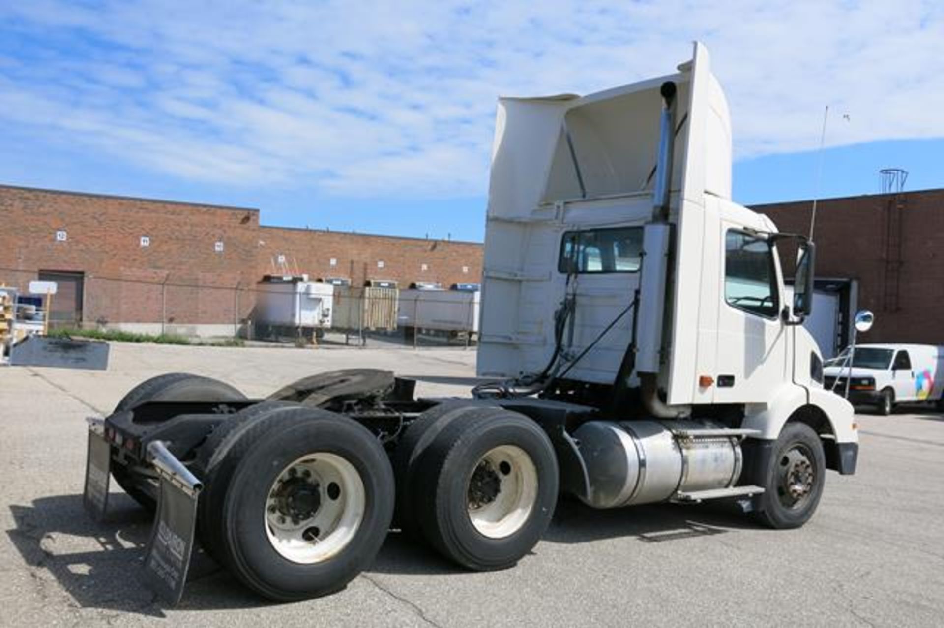 VOLVO, VNM, TRACTOR TRAILER, DAY CAB, D12 ENGINE, EATON FULLER, FR-14210B, 10 SPEED MANUAL - Image 7 of 30