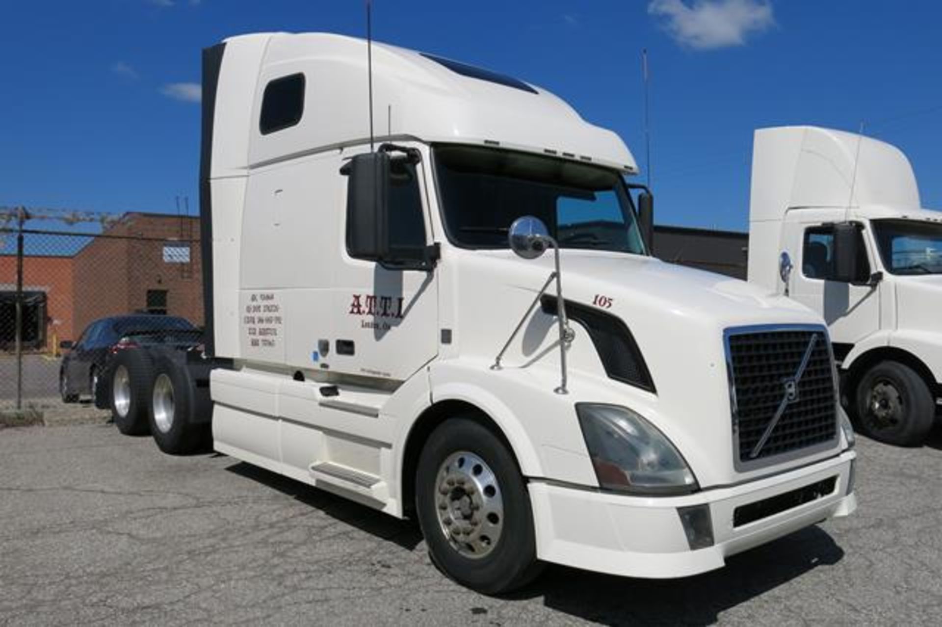 VOLVO, VNL670, TRACTOR TRAILER, DOUBLE BUNK SLEEPER CAB, D13 435 HP ENGINE, VOLVO, AT2512C, - Image 11 of 44