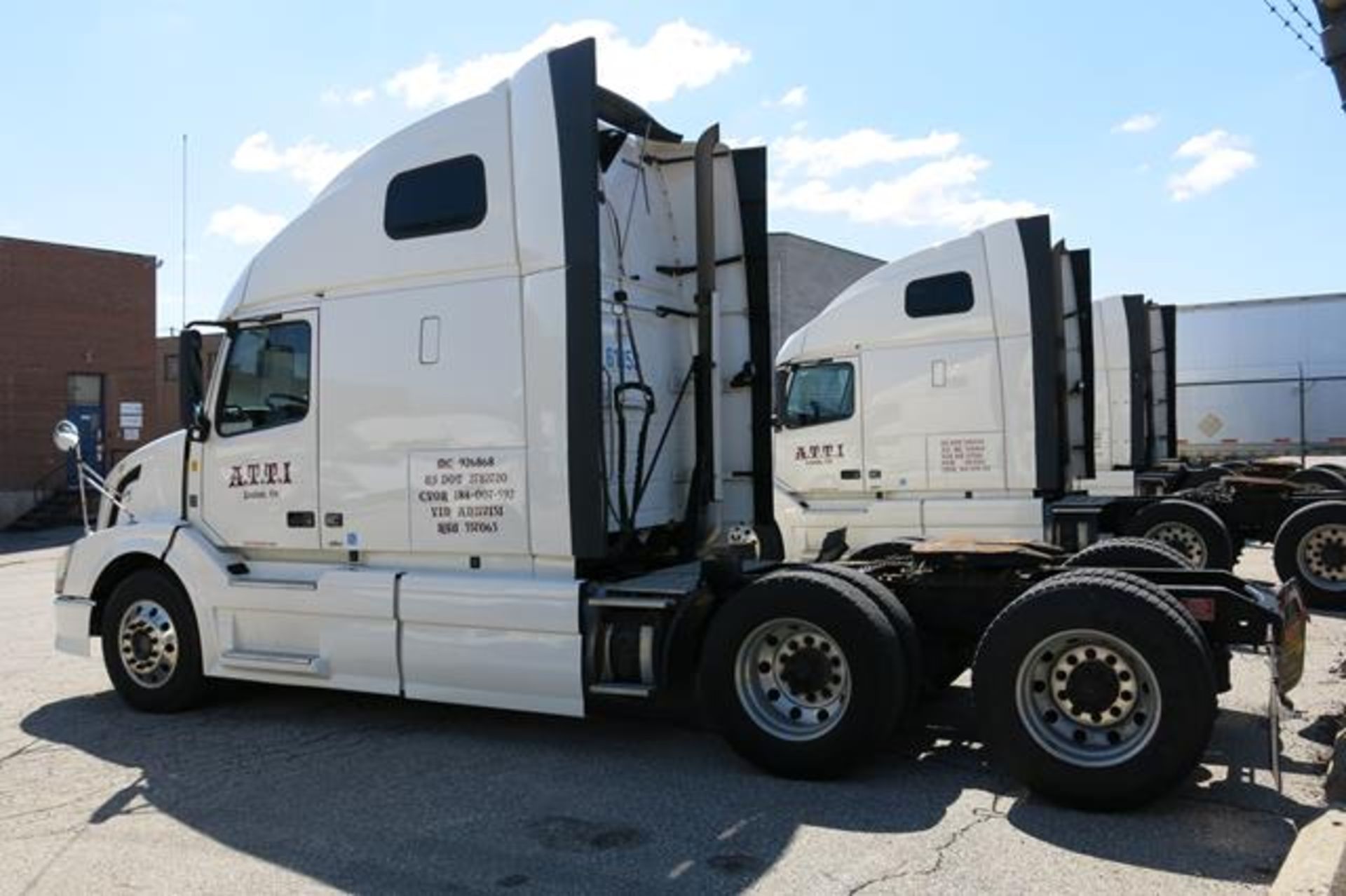 VOLVO, VNL670, TRACTOR TRAILER, DOUBLE BUNK SLEEPER CAB, D13 435 HP ENGINE, VOLVO, AT2512C, - Image 6 of 44