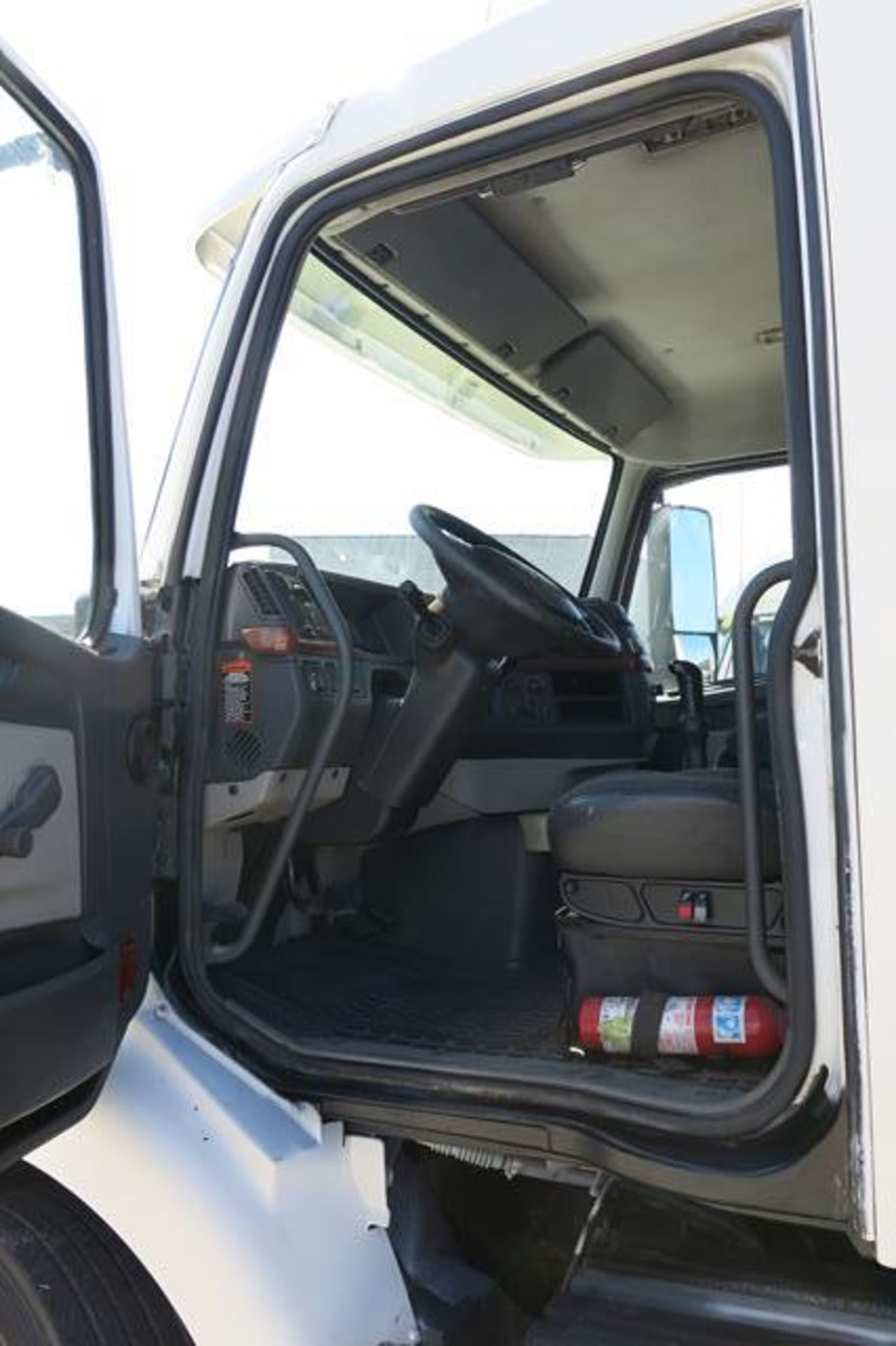 VOLVO, VNM, TRACTOR TRAILER, DAY CAB, D12 ENGINE, EATON FULLER, FR-14210B, 10 SPEED MANUAL - Image 10 of 30