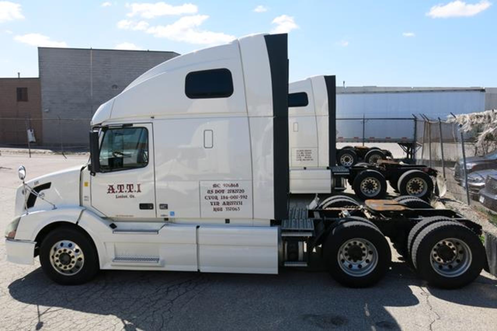 VOLVO, VNL670, TRACTOR TRAILER, DOUBLE BUNK SLEEPER CAB, D13 435 HP ENGINE, VOLVO, AT2512C, - Image 5 of 44