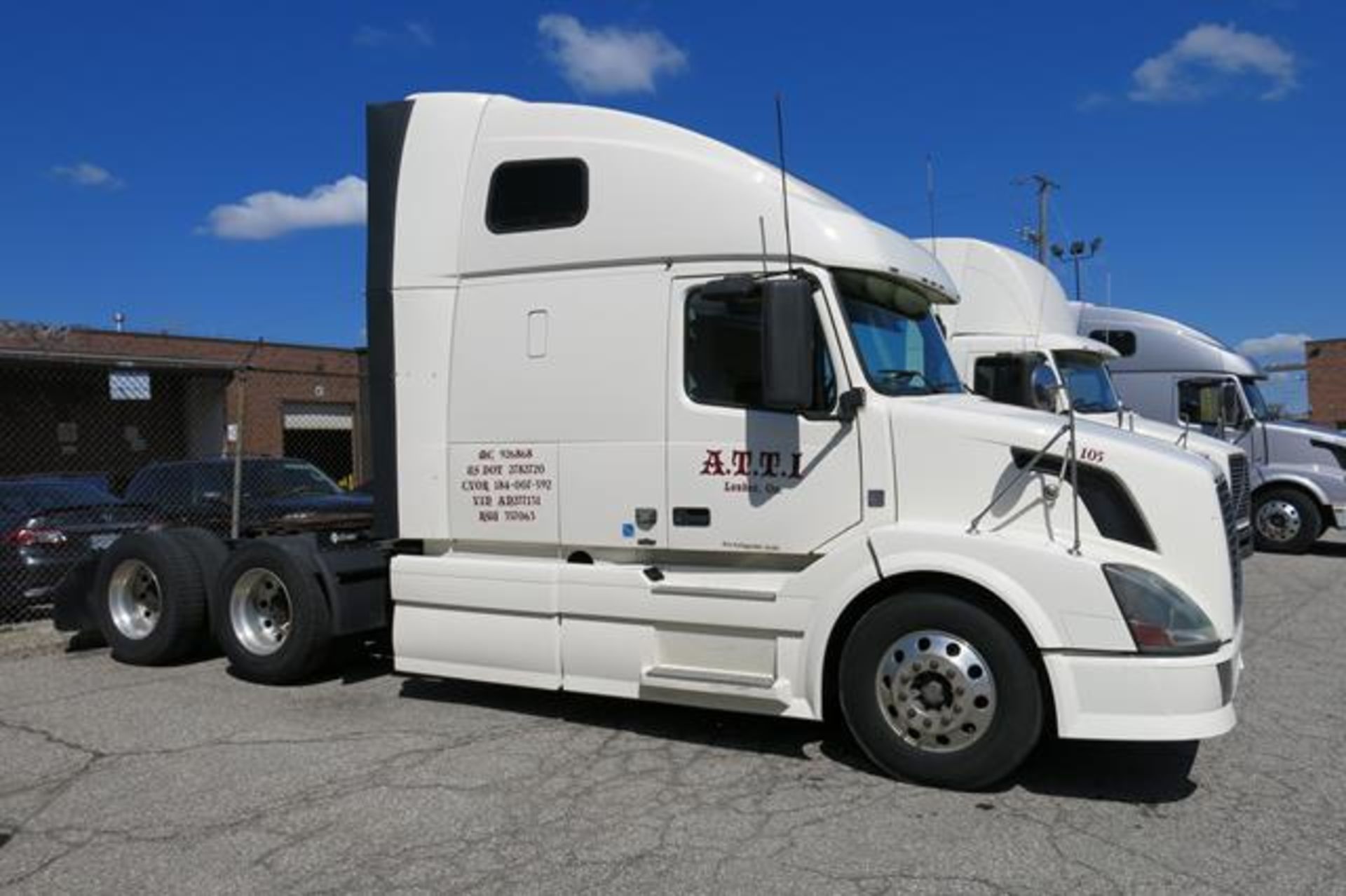 VOLVO, VNL670, TRACTOR TRAILER, DOUBLE BUNK SLEEPER CAB, D13 435 HP ENGINE, VOLVO, AT2512C, - Image 10 of 44