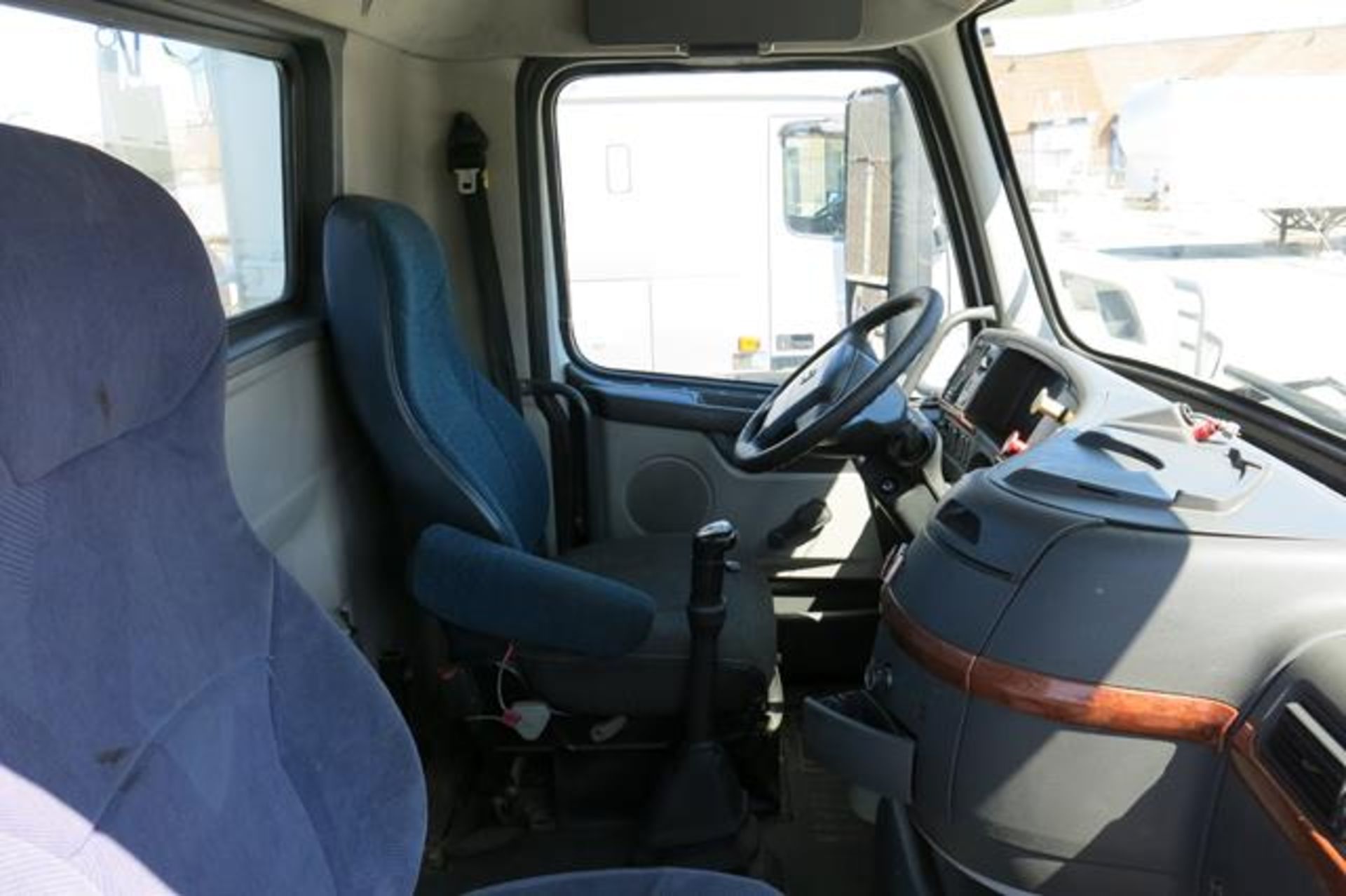 VOLVO, VNM, TRACTOR TRAILER, DAY CAB, D12 ENGINE, EATON FULLER, FR-14210B, 10 SPEED MANUAL - Image 16 of 30