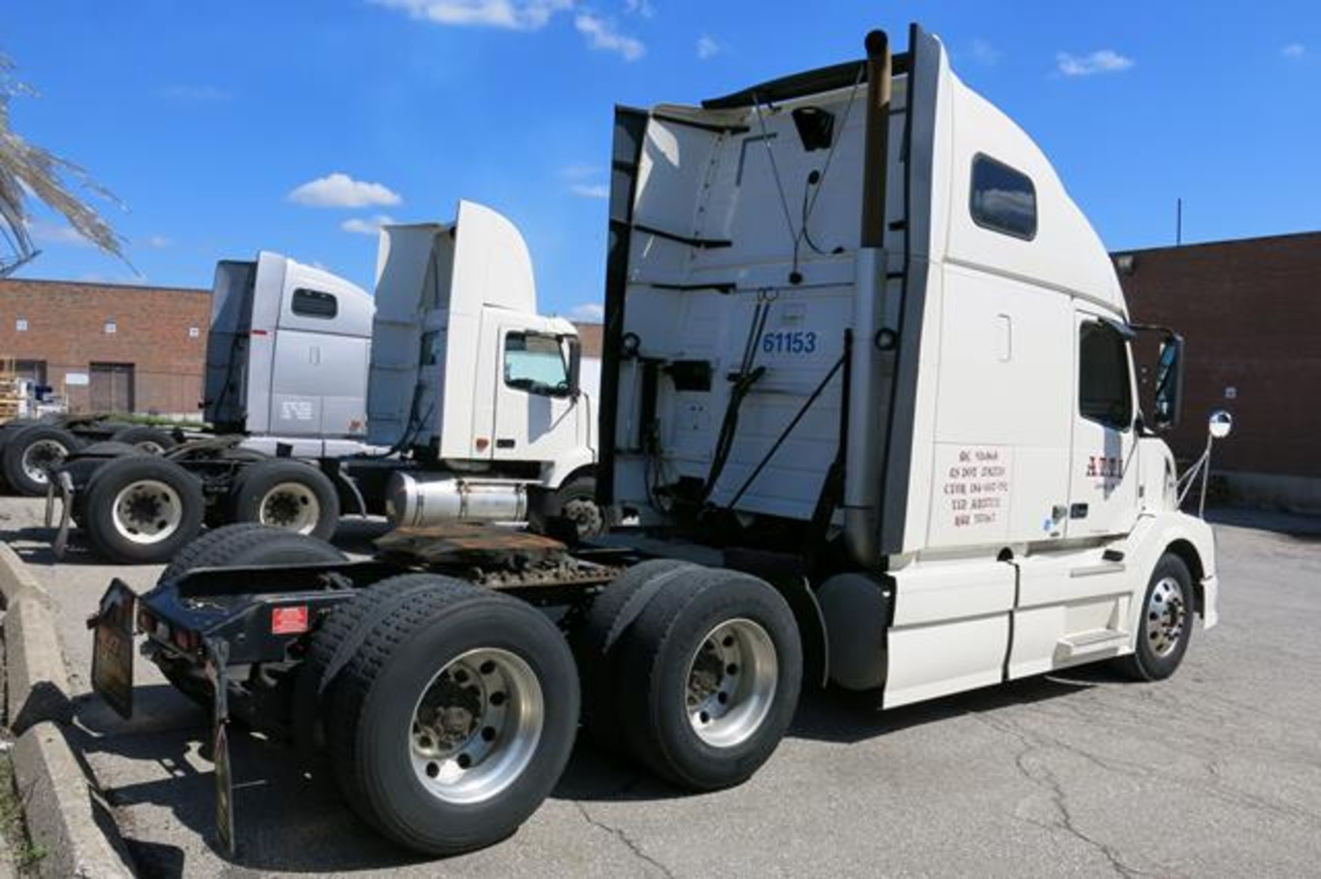 VOLVO, VNL670, TRACTOR TRAILER, DOUBLE BUNK SLEEPER CAB, D13 435 HP ENGINE, VOLVO, AT2512C, - Image 8 of 44