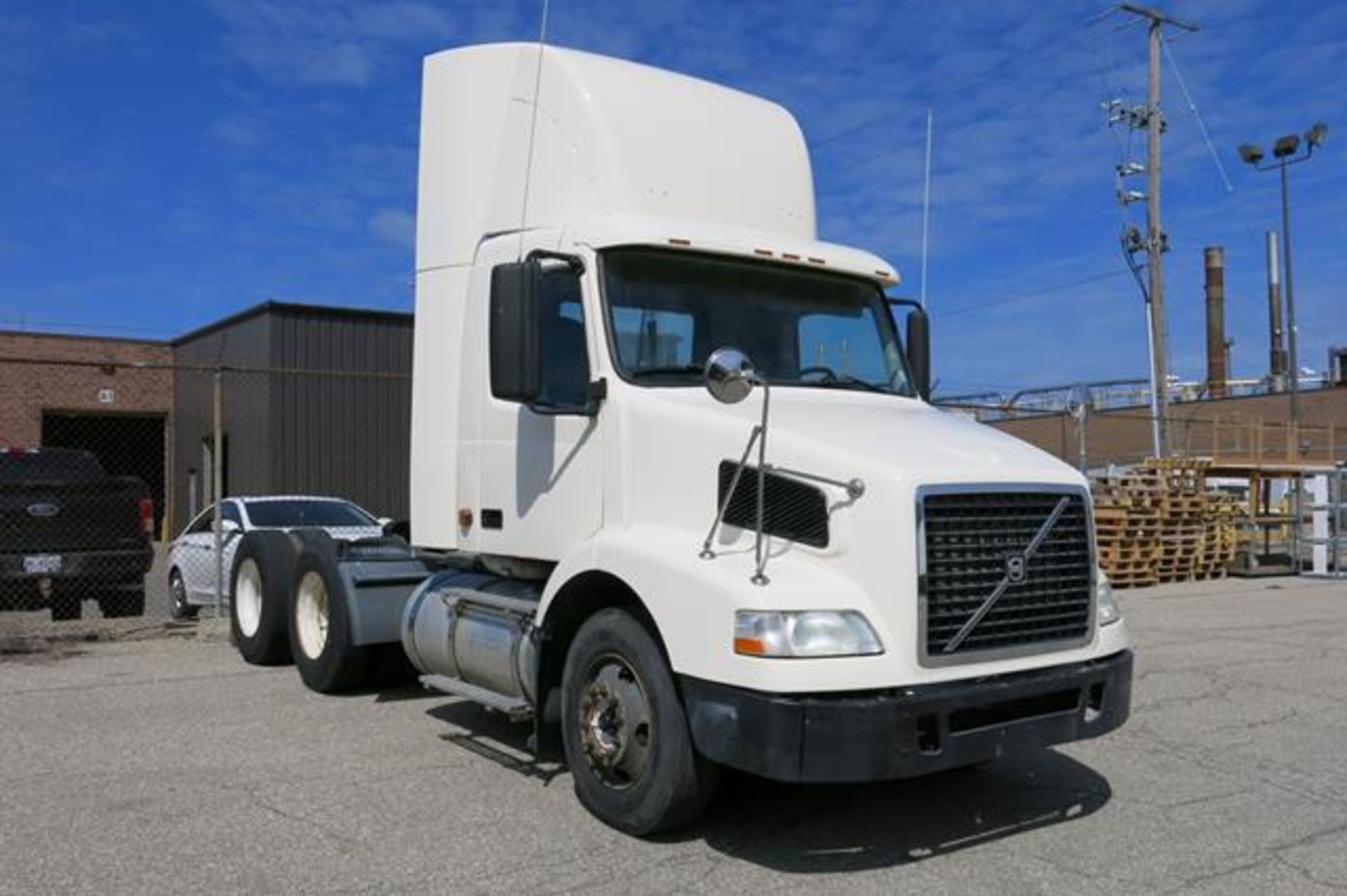 VOLVO, VNM, TRACTOR TRAILER, DAY CAB, D12 ENGINE, EATON FULLER, FR-14210B, 10 SPEED MANUAL - Image 9 of 30