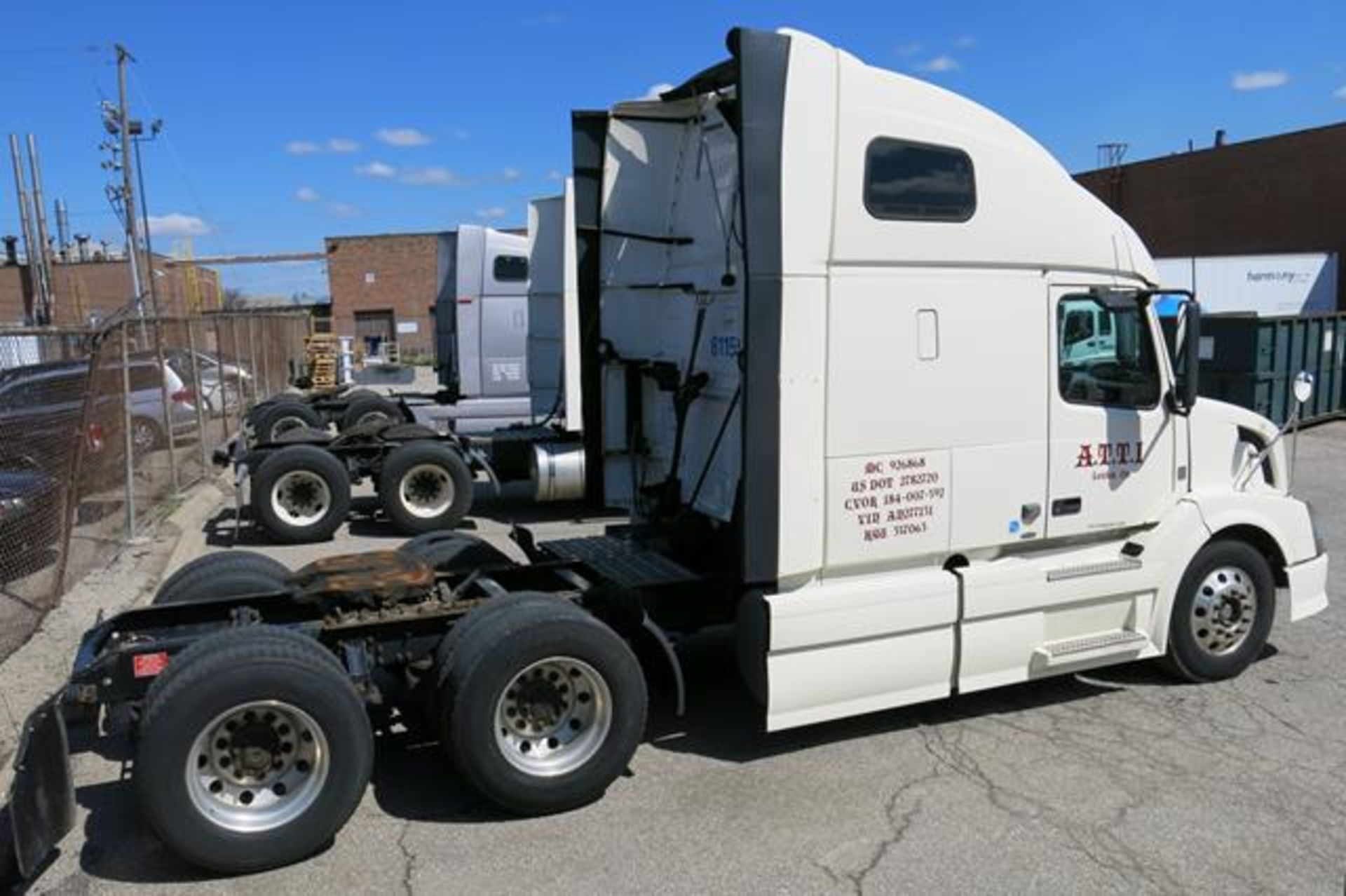 VOLVO, VNL670, TRACTOR TRAILER, DOUBLE BUNK SLEEPER CAB, D13 435 HP ENGINE, VOLVO, AT2512C, - Image 9 of 44
