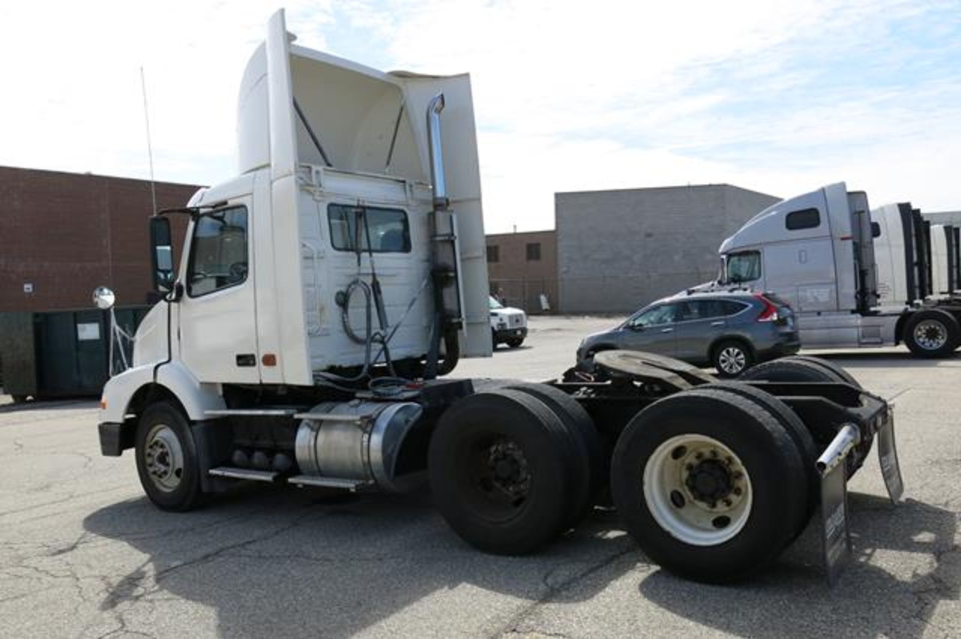 VOLVO, VNM, TRACTOR TRAILER, DAY CAB, D12 ENGINE, EATON FULLER, FR-14210B, 10 SPEED MANUAL - Image 5 of 30