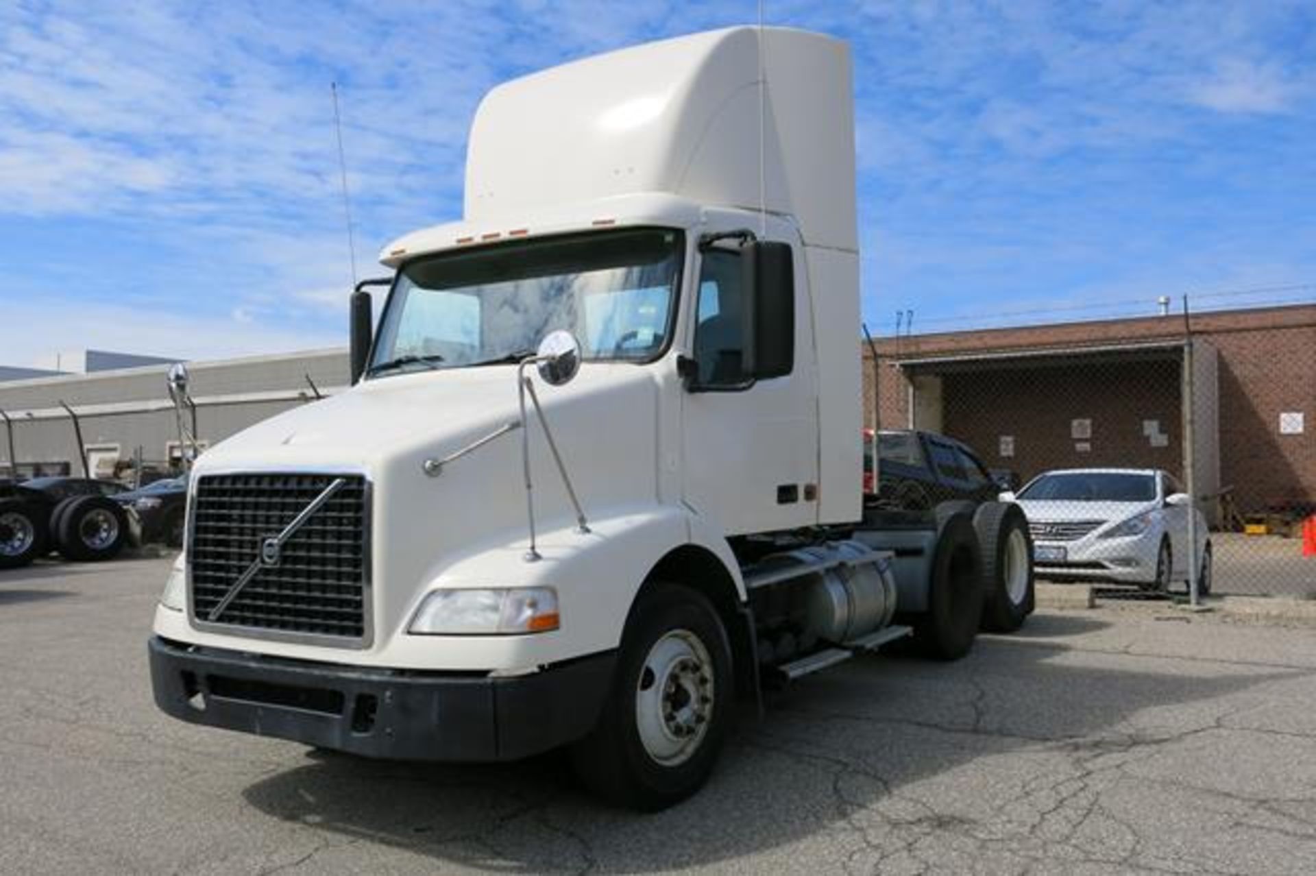 VOLVO, VNM, TRACTOR TRAILER, DAY CAB, D12 ENGINE, EATON FULLER, FR-14210B, 10 SPEED MANUAL - Image 3 of 30