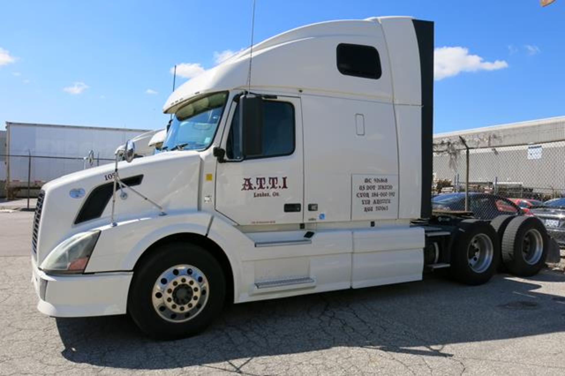 VOLVO, VNL670, TRACTOR TRAILER, DOUBLE BUNK SLEEPER CAB, D13 435 HP ENGINE, VOLVO, AT2512C, - Image 4 of 44