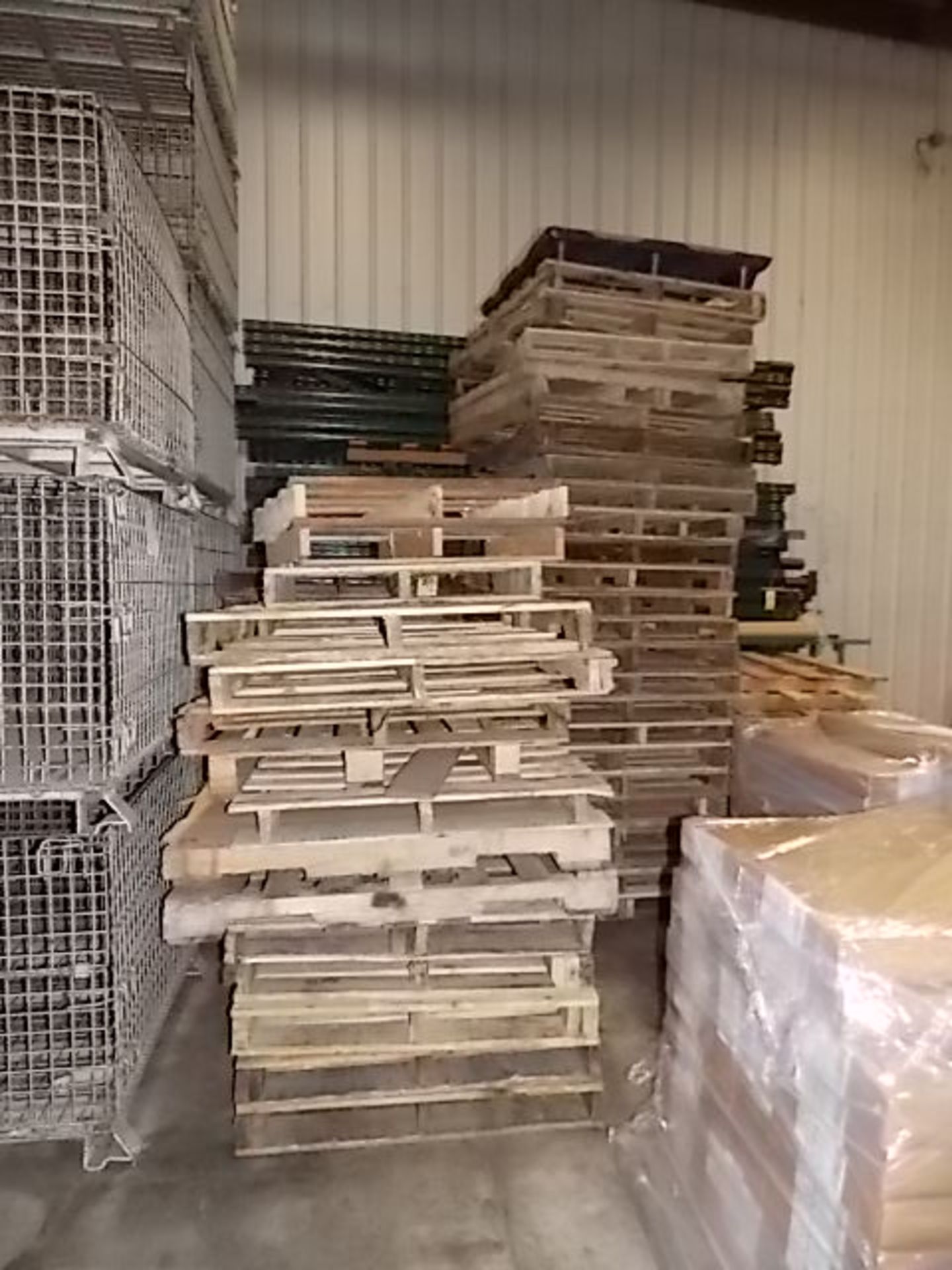 LOT: (150+) Wood Pallets