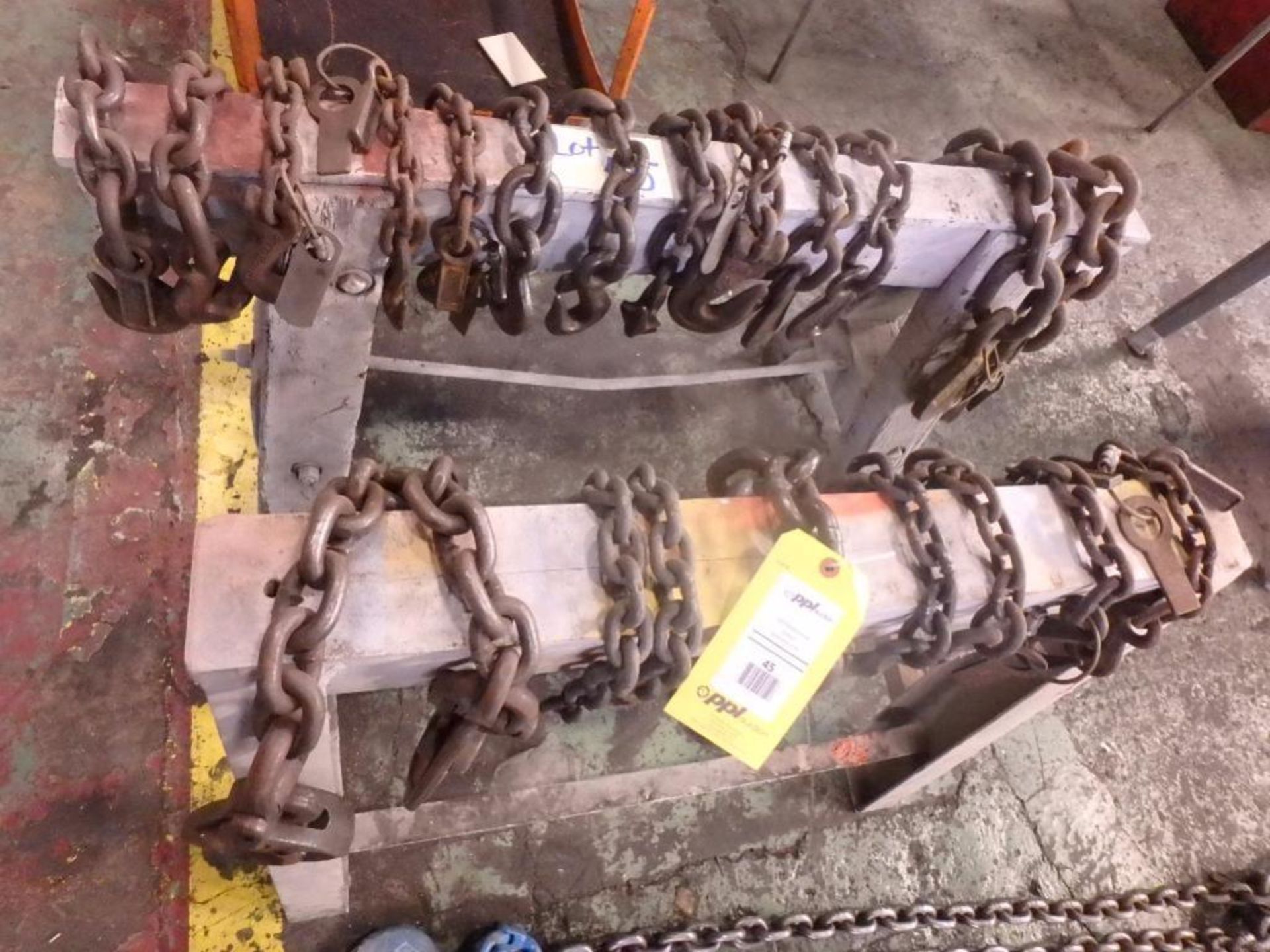 LOT: Approx. (20) Short Lifting Chains