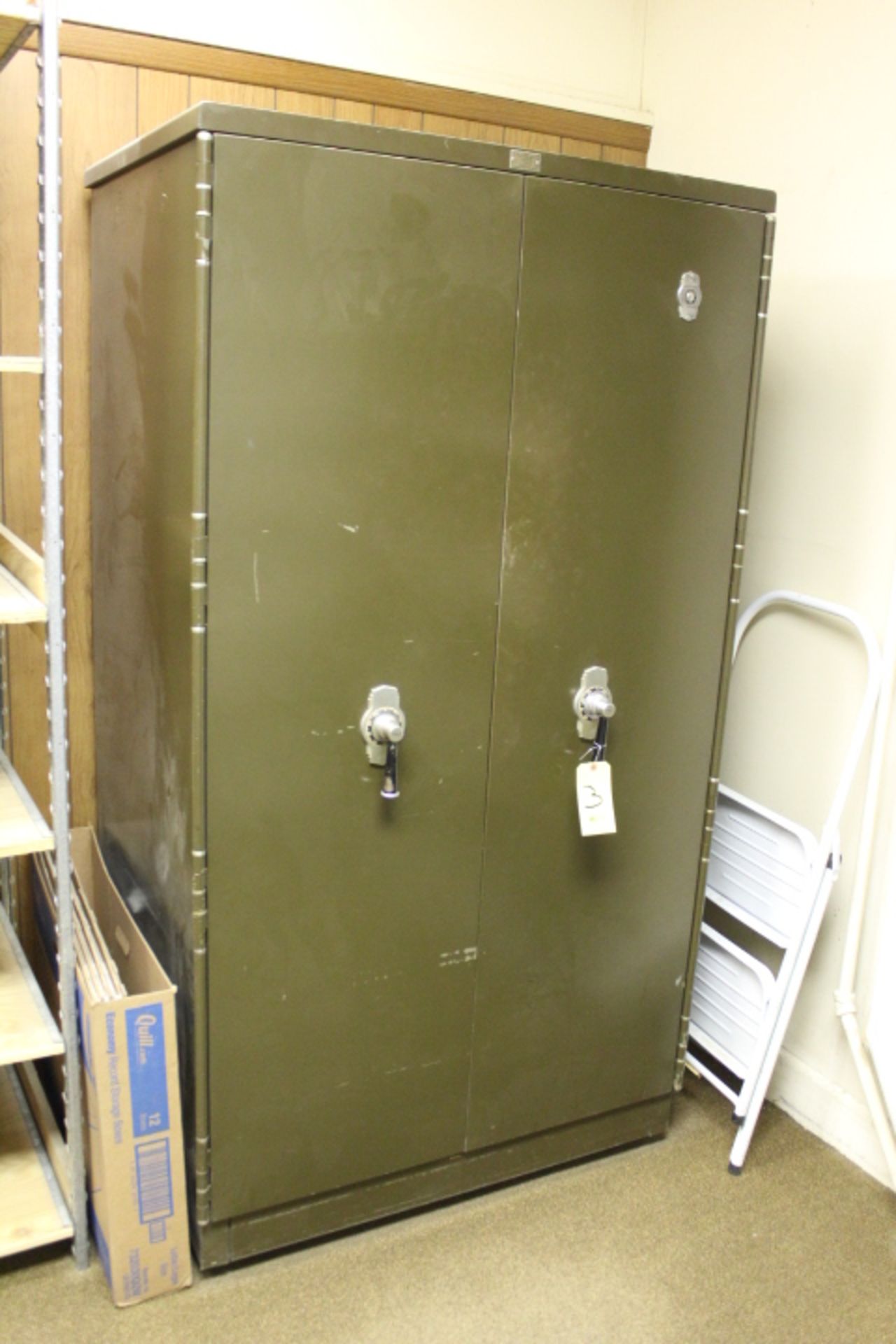 YALE REMINGTON SAFE DOUBLE DOOR SAFE WITH COMBINATION