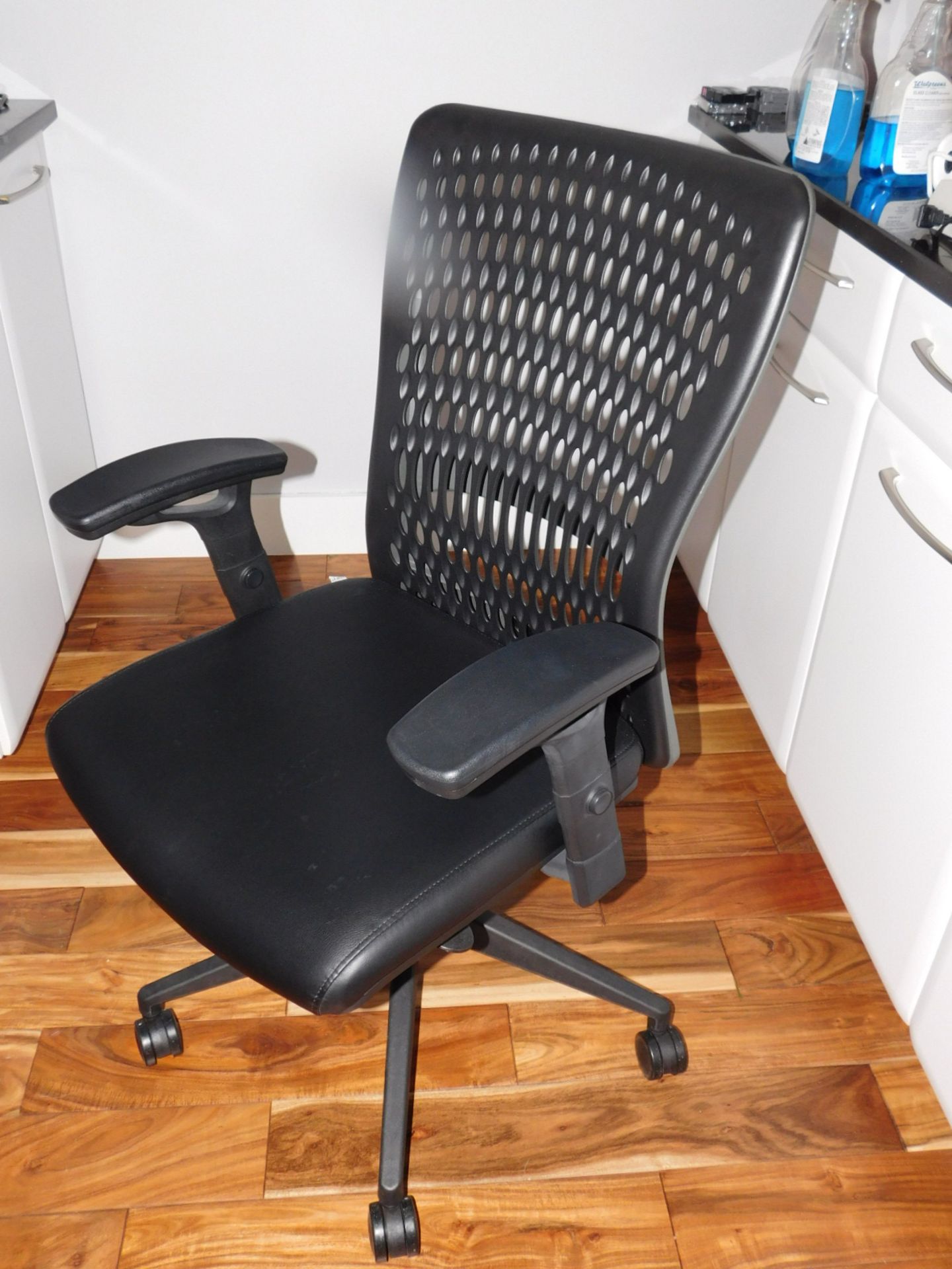 BOSS ERGONOMIC TASK CHAIR, PNEUMATIC OPERAGTED, ADJUSTABLE BACK AND ARMS, 5 STAR BASE, CARPET