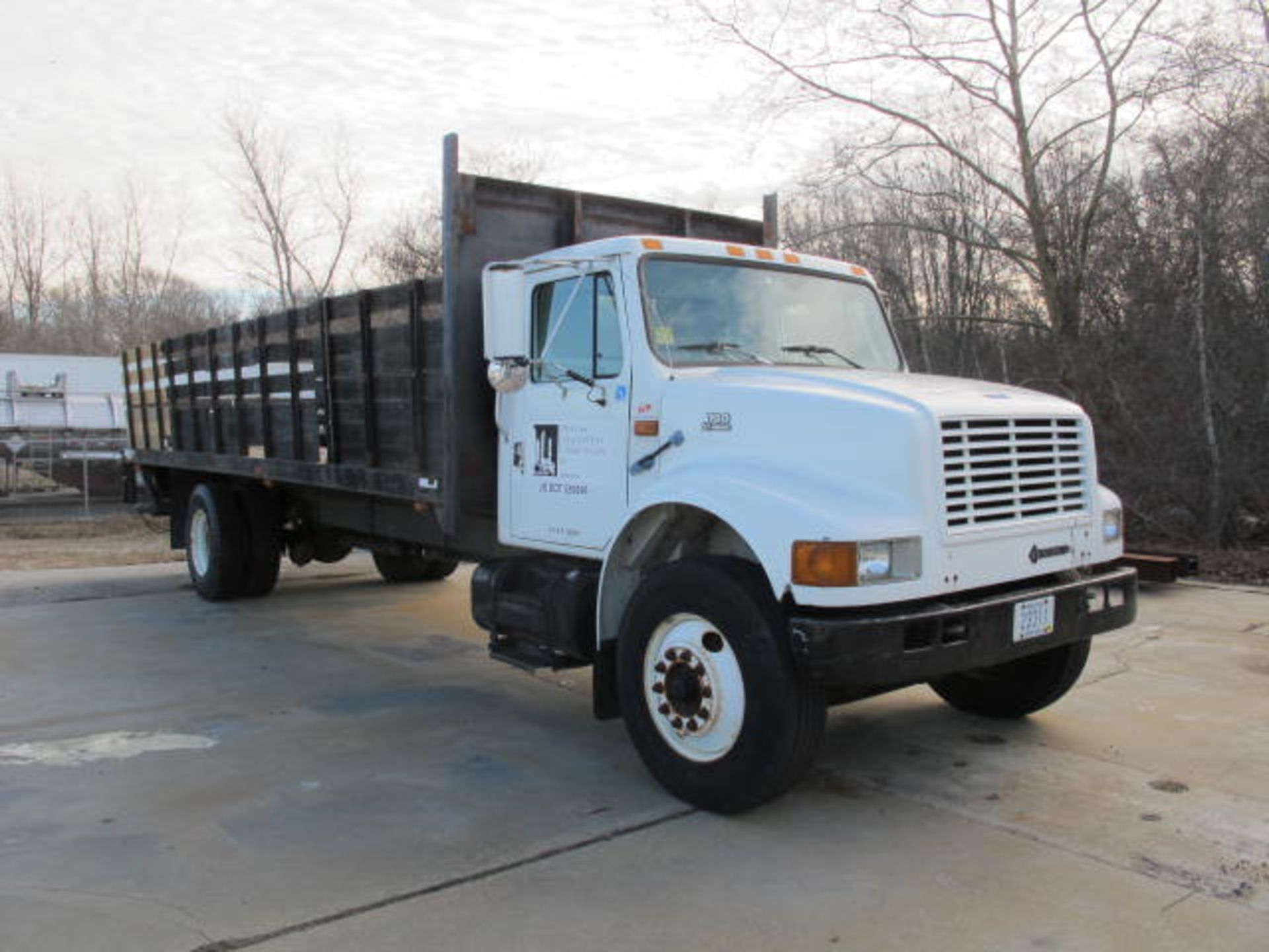 1998 International 4900 DT466E 4x2 Stake Body Truck VIN: 1HTSCAAN2W510458 6+ Plus Transmission, - Image 2 of 9