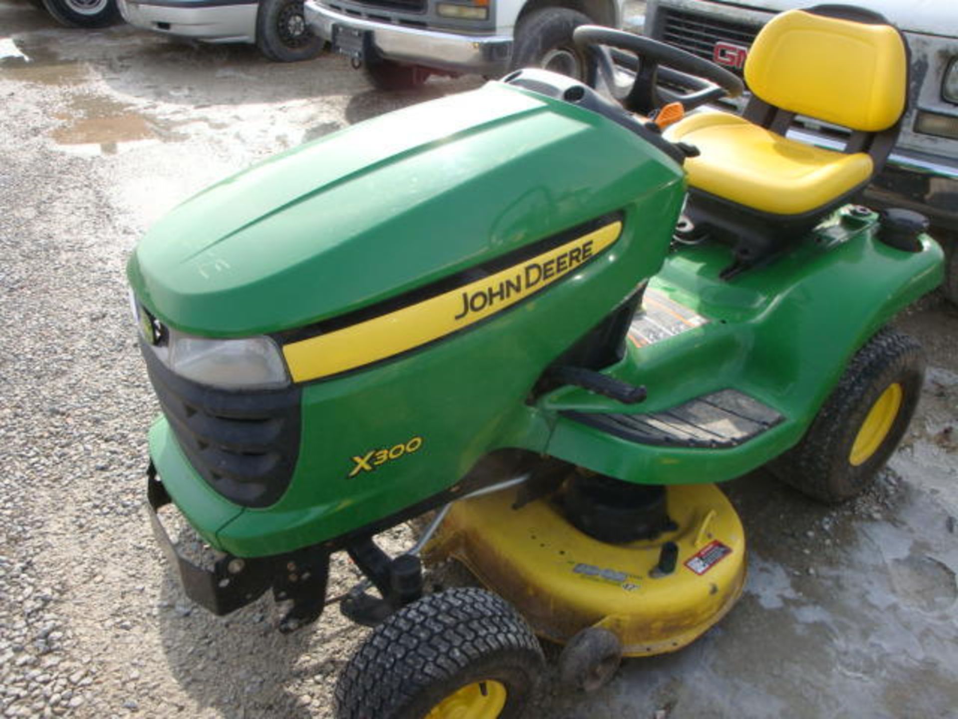 (Lot 120e) John Deere 2011 X300 42" riding lawn mower only 100 hrs