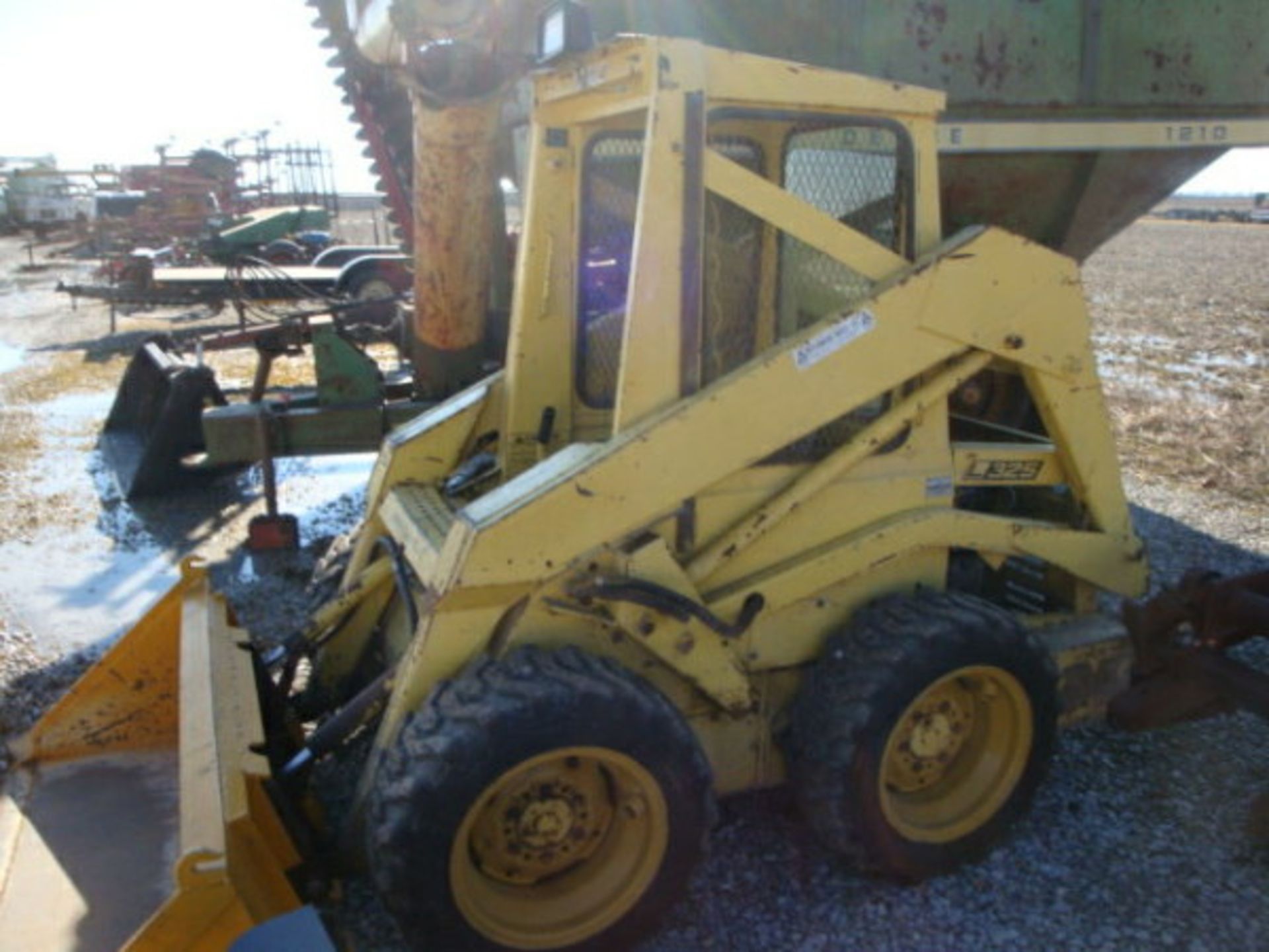(Lot 38j) New Holland L325 skid steer w/extra bucket - Image 3 of 3