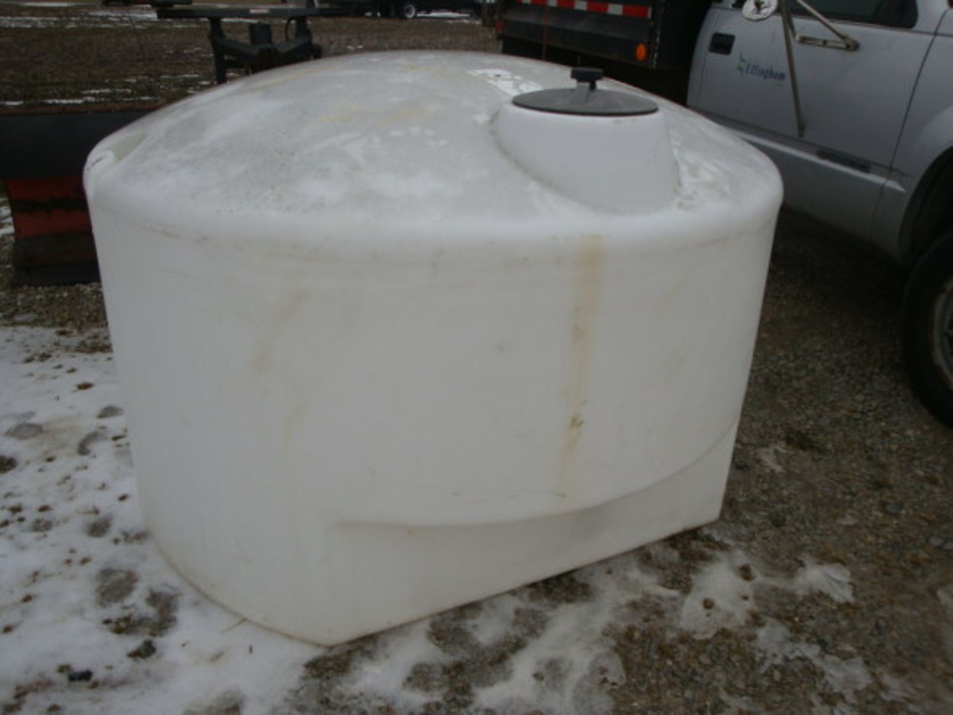 (Lot 2f) 500 gal poly water tank