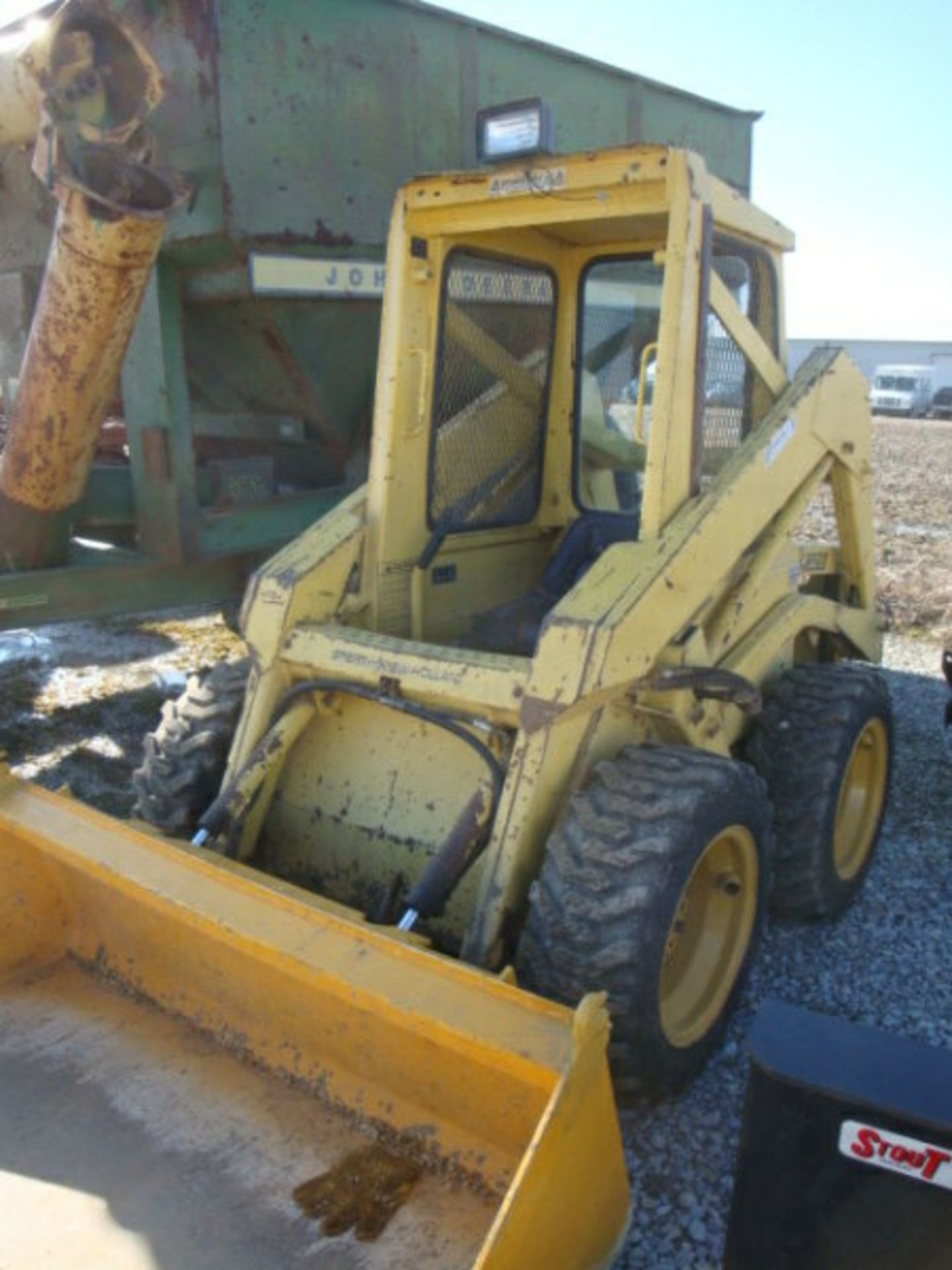 (Lot 38j) New Holland L325 skid steer w/extra bucket - Image 2 of 3
